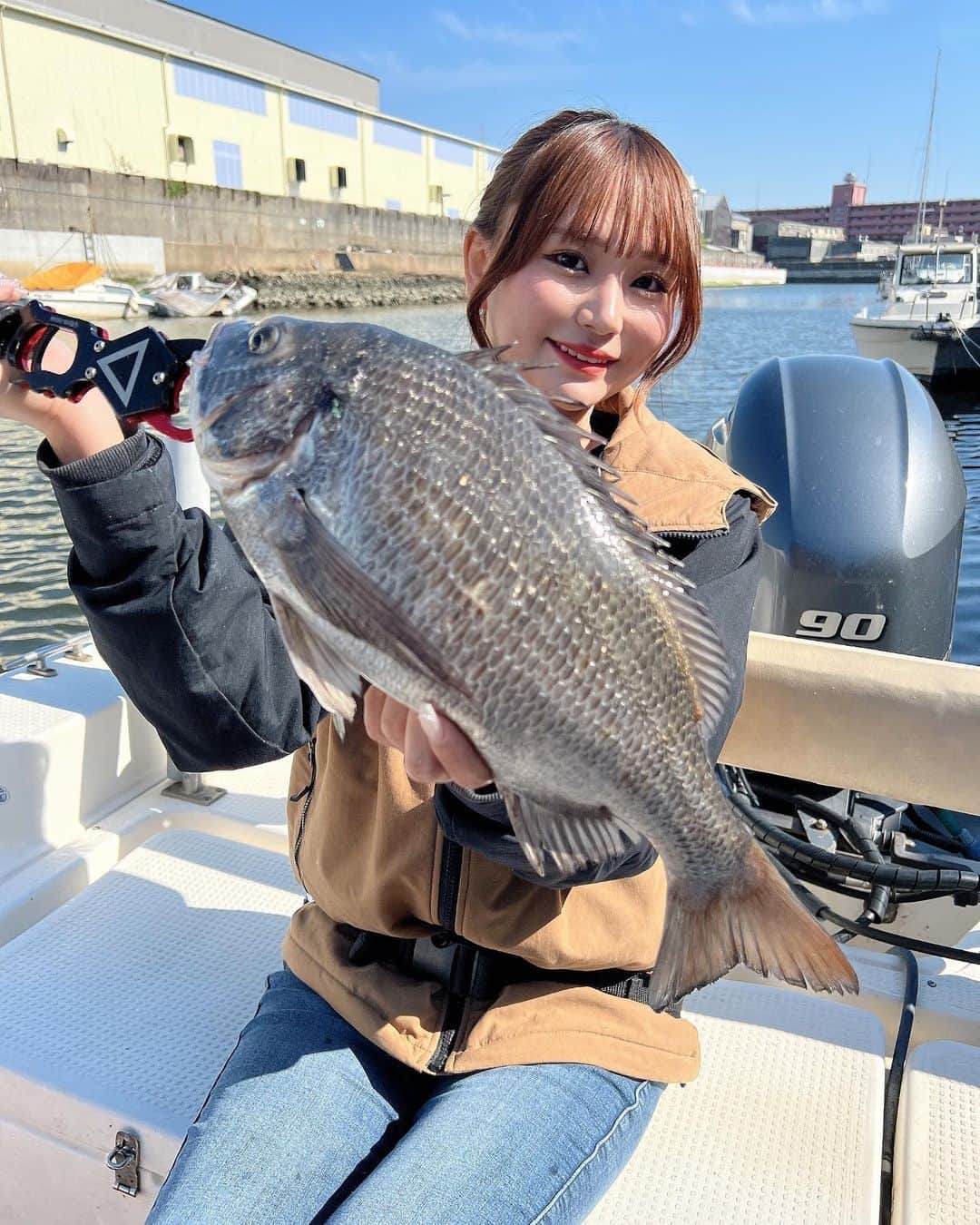 伊賀愛優菜さんのインスタグラム写真 - (伊賀愛優菜Instagram)「･ 今日は、昨日のリベンジも込めて 大阪湾ベイエリアでボートフィッシング！✨ ･ 狙いは贅沢にクロダイとシーバス！ ･ クロダイは年なし連発！ ノッコミ前でお腹もパンパンでよく引く🔥 ･ 次はシーバス投稿します！！🫡 ･ タックルデータ！ Rod : SHIMANO DIALUNA BS B606ML Reel : SHIMANO 20Metanium HG RIGHT Line : TORAY SOLAROAM POLYAMIDE PLUS 14lb Lure : valleyhill airspeed80s  SilentAssassin 99S AR-C ･  #釣りガール #釣り #釣り女子 #fishing #fishinglife  #낚시  #fishinggirls  #instafish #fishingdaily #saltwaterfishing #angler #釣り好きと繋がりたい  #オフショア #ocean #東レ #TORAY #東レモノフィラメント #ソラローム #SOLAROAM #シーバス #ボートシーバス #大阪湾シーバス #shimano #shimanofishing_jp #shimanofishing #チヌ #クロダイ #チヌ釣り #年なし #年なしチヌ」4月9日 18時53分 - ayugram_125