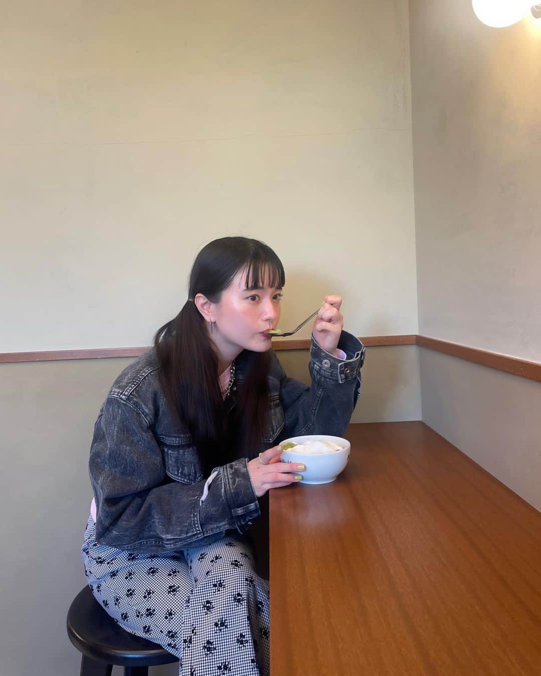 みこのインスタグラム：「#日々の出来事ピアニッシモ (02)  日々の出来事、ピアニッシモ。  ただそれを大切に愛でていたいだけなのに。  世の中には情報が多すぎる。  そのせいでスピードも早すぎる。  春の日差しの中に宿る永遠について考えたいのに、それを許してくれないほど早い。  私はそれが少し悲しい。  だけど悲しい悲しいとも言ってられないので、深呼吸をして、歌の練習をする。  そうやって、本当に好きなことで埋めることを大切にしたい。  みなさん、2023年の春、元気に過ごしておりますか？💎  New pants @jumelle_jp」
