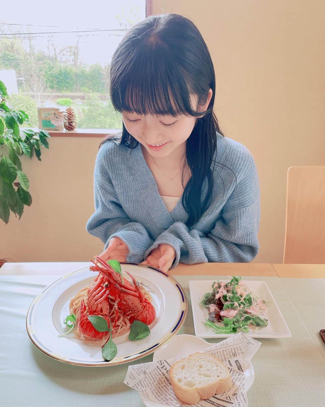 横溝菜帆のインスタグラム：「.  春休みの写真🌸  お散歩中に見つけた可愛いレストラン！ とっても美味しかったので また絶対に行きたいです💕  ちょっと怪しい雰囲気の博物館 ずっと気になってたので行ってみました！ 初めてのファミコンも👾♪  釣りは残念な結果でしたが、、 やっぱり楽しかったです☺️  #横溝菜帆 #伊豆旅行 #怪しい少年少女博物館」