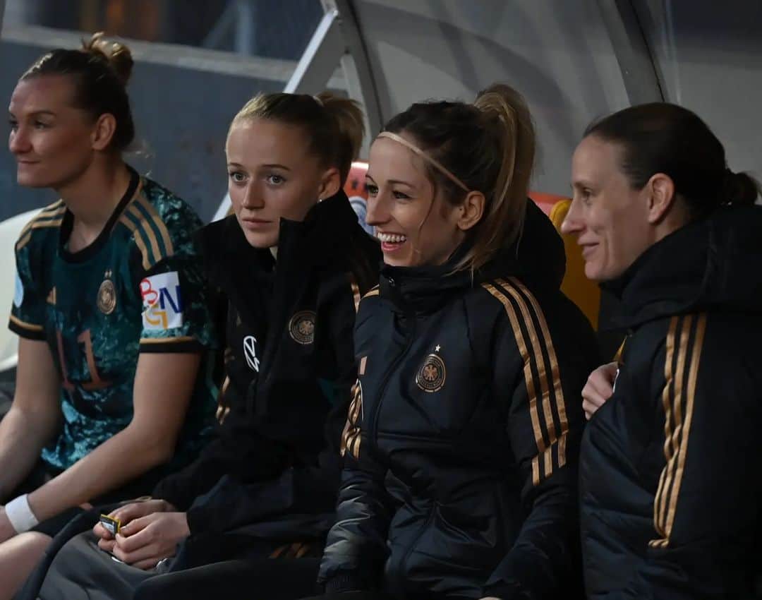 Kathy Hendrichのインスタグラム：「Wenn Anne einen Witz erzählt 😏😐😁  📸: @footograph」