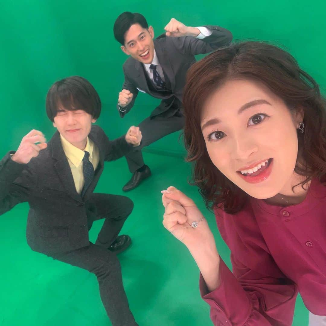 小宮山瑞季さんのインスタグラム写真 - (小宮山瑞季Instagram)「岸本慎太郎気象予報士が みんなの信州に仲間入りしてから 1週間が経ちました😎✨  1週間おつかれさまーってことで記念撮影！笑 このように和気あいあいとした現場となっております。笑  新生活をスタートされたみなさんも この一週間お疲れ様でした☺️💓 最初は慣れないことだらけで疲れると思うので たくさん寝て、食べたいものを食べて 回復させてくださいね🌷🌸  今週もみんなの信州を よろしくお願いします☺️🍀✨   #みんなの信州  #1週間  #おつかれさま  #お天気  #岸本慎太郎  #気象予報士  #新たな仲間  #和気あいあい  #クロマキー  #スタジオ  #記念撮影  #新生活  #ゆっくり休んで  #長野放送  #アナウンサー  #重盛赳男  #小宮山瑞季」4月9日 19時07分 - komiyama_mizuki