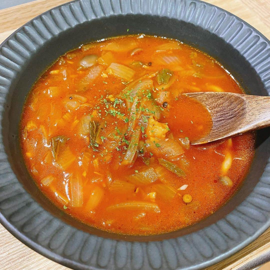 mizukiのインスタグラム：「.  よく作るトマトスープ🍅 そこに茶カテキン粉末を入れてみた🍃  普段は飲み物に入れたりして飲んでるよ🍵  この粉末かなり苦くて でも私はこの苦さがクセになって 普通に美味しく飲んでる🫖  今までペットボトルの苦い系のお茶を買ってたけど 今は買うのをやめて普段作ってるお茶に この粉末を入れてる🍵  最近体調崩して少し健康面を 意識するようになったから カテキンは積極的にとっていきたい🍃  ↓Amazonで10%OFFになるよ🤍 クーポンコード：4I7Z8K5L 有効期限：6月19日  気になる方はぜひ🤍  PR @qualselect.japan #カテキン #カテキン効果 #カテキンパワー #ポリフェノールたっぷり #粉末緑茶 #緑茶好き #緑茶ラテ #qualselect #健康 #ダイエット #茶カテキン #トマトスープ #野菜スープ #自炊」