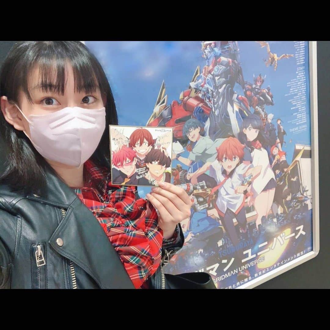 根岸可蓮さんのインスタグラム写真 - (根岸可蓮Instagram)「🏫🍿映画鑑賞🎬 『GRIDMAN UNIVERSE』 実はもう2回観に行ってます🥰 本当に大好きな作品!! SSSS.GRIDMAN、SSSS.DYNAZENONのその後が描かれてる感じです 何も知識無くても楽しめるけど 最低でもこの2作品を観とくと凄く楽しめるかと…🥳 他にも雨宮哲監督の作品やTRIGGER作品のアニメを観とくと、演出やアニメーションの描き方 色々細かい部分まで感動できます😭 アニメにあった熱量が劇場版で更にパワーアップしてて 展開もTRIGGER作品らしく やっぱり戦闘シーンは目が離せない、これは興奮しない人いないでしょ🤣 とにかく倒す!!なんでもいいから倒す!! この感じ、たまらんね、、🤣 グリッドマンとダイナゼノンの共演が本当に嬉しくて、とにかくかっこよくて アニメで回収してなかった部分も映画でちゃんと描かれてました 元々2作品アニメ観てたけど、初めてユニバース観た時帰ったあと すぐアニメ観返しちゃった🤩 宇宙パトロールルル子も観てしまった😂 その後2回目ゴー😌 グリッドマン、ダイナゼノンの主題歌来た時のワクワクと、 ユニバースの主題歌の感動が バトルシーンのみんなで力を合わせる感じに涙が出ます〜🥹 そして最後はね…終わり方完璧すぎて更に泣いた😭 思わずんんんんん〜！！！って声出そうになるよ😏 見たかった景色はこれだ！！ 何もかもが良すぎて正直もう3回目行きたいってなってます この作品に出会えて良かった😭 2週目特典のボイスドラマも最高すぎて… ※ ※ ※ #根岸可蓮 #れんれん #Renstagram #アニメ好き #アニメオタク #アニメヲタク #アニオタ #アニヲタ  #グリッドマン #グリッドマンユニバース #GRIDMAN #gridmanuniverse   #映画鑑賞  #映画 #movie #蓮アニメ  #蓮シネマ #followme #instagood #れんれんドキドキでーす」4月9日 19時05分 - negishikaren_official