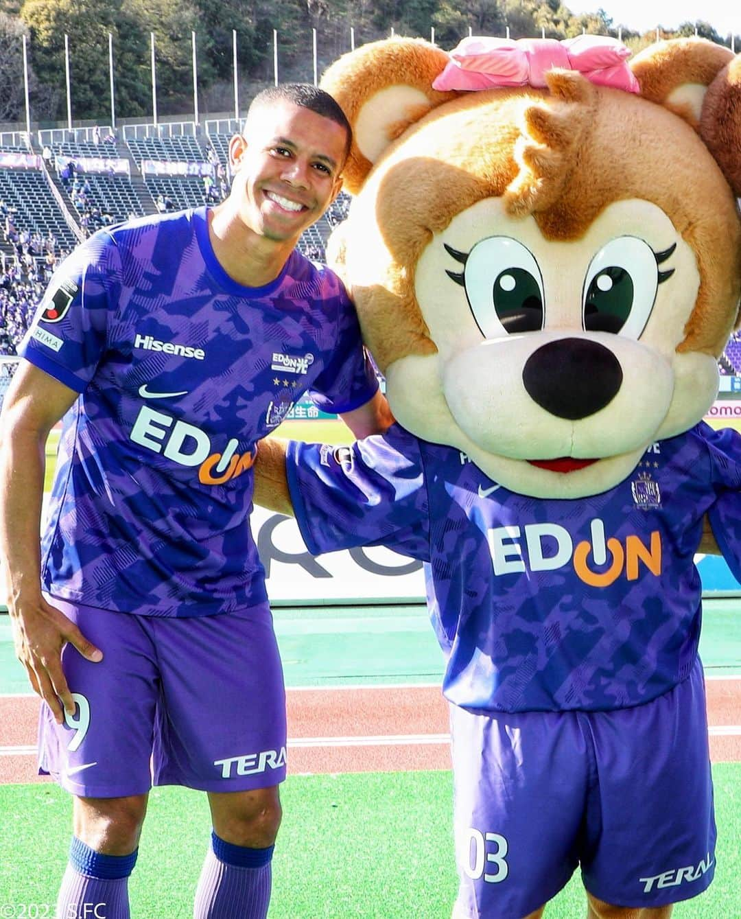 サンフレッチェ広島さんのインスタグラム写真 - (サンフレッチェ広島Instagram)「. 🤩🐻🐻🤩  #サンフレッチェ #sanfrecce #ぶちあつ! #広島鳥栖 #jleague #jリーグ #ドウグラスヴィエイラ #満田誠」4月9日 19時06分 - sanfrecce.official