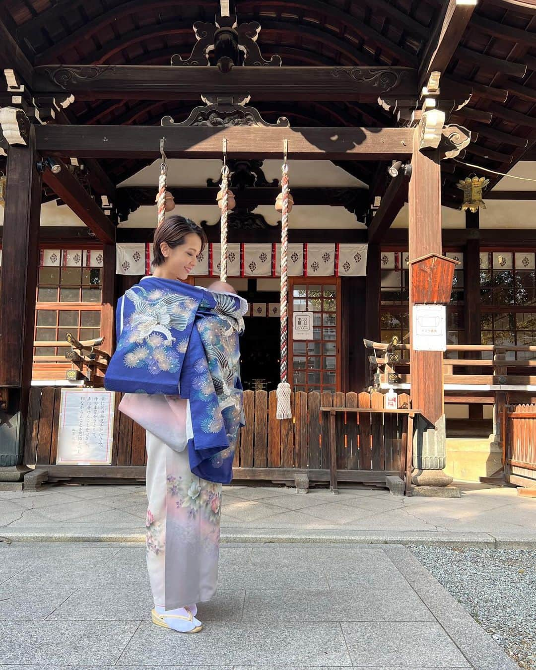 壱城あずさのインスタグラム：「. 少し前になりますが息子のお宮参りへ⛩ この日は心配なお天気だったけど快晴に☀️ママと一緒で晴れ男だね🌈  ⁡ ⁡ #お宮参り #晴れ男 #壱城あずさ #しーらん」