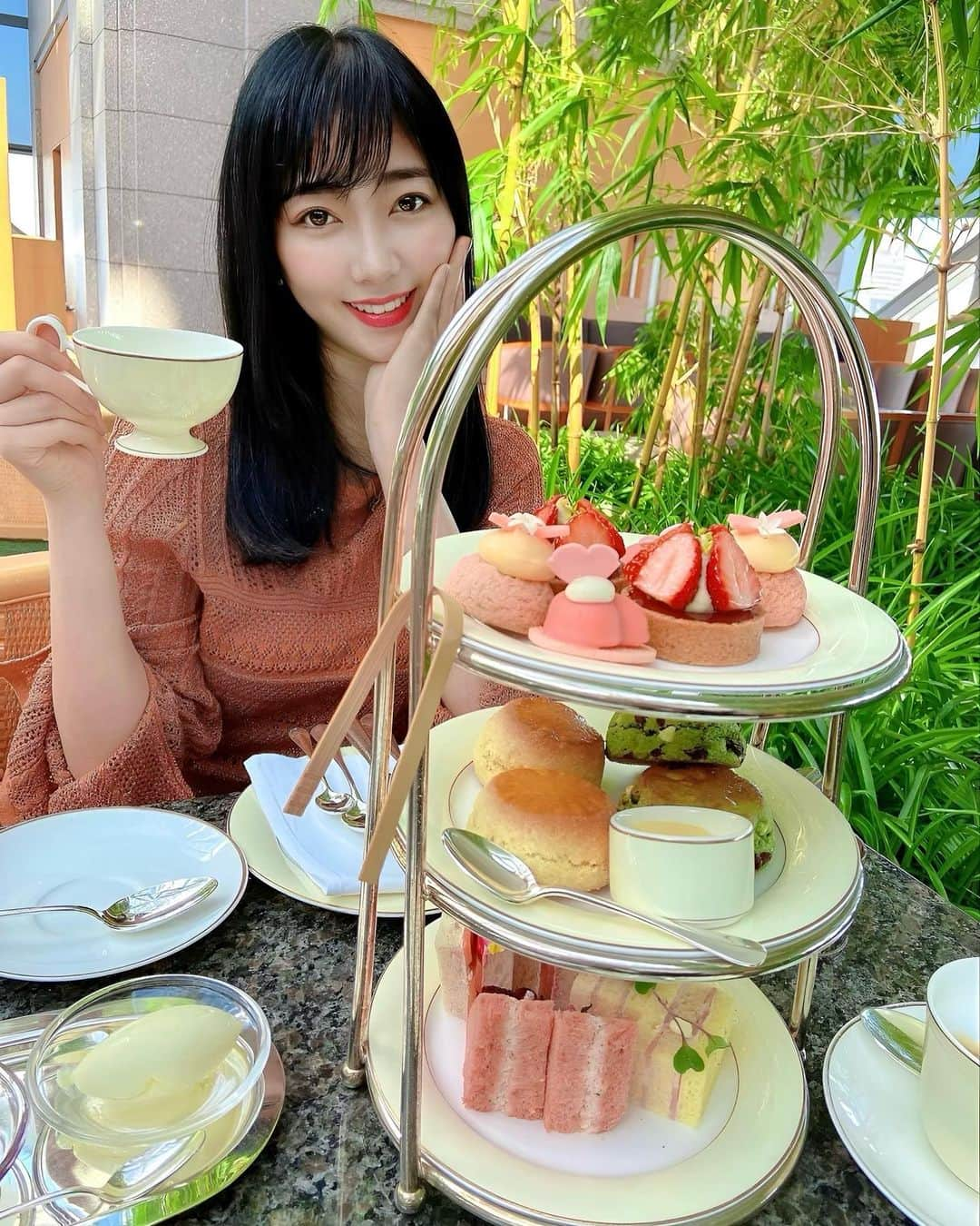 いけながあいみさんのインスタグラム写真 - (いけながあいみInstagram)「アフティー🫖🎂🍓 ・ パークハイアット東京の41階にあるピークラウンジ✨ ・ 眺めもサービスもメニューも最高でした💕 ・ 優雅で穏やかな時間を過ごせたよ💖 お客さんの半分くらい外国人だった🌏 ・ 美味しいし、スイーツもカワイイし、 良すぎたので、また行きたいなーっ🥰✨  #パークハイアット東京 #ピークラウンジ #アフティー #アフタヌーンティー #ケーキ #カフェ #カフェ巡り #カフェ好きな人と繋がりたい #アフタヌーンティー東京 #スイーツ #スイーツ部 #カフェ活#ヌン活」4月9日 19時10分 - aimicat424