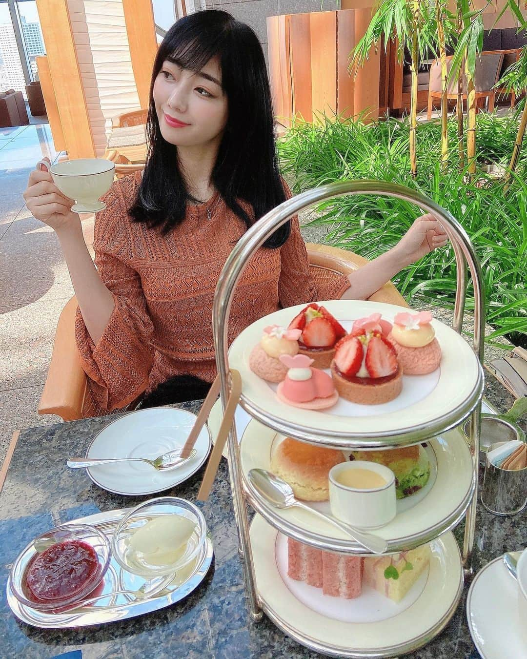 いけながあいみさんのインスタグラム写真 - (いけながあいみInstagram)「アフティー🫖🎂🍓 ・ パークハイアット東京の41階にあるピークラウンジ✨ ・ 眺めもサービスもメニューも最高でした💕 ・ 優雅で穏やかな時間を過ごせたよ💖 お客さんの半分くらい外国人だった🌏 ・ 美味しいし、スイーツもカワイイし、 良すぎたので、また行きたいなーっ🥰✨  #パークハイアット東京 #ピークラウンジ #アフティー #アフタヌーンティー #ケーキ #カフェ #カフェ巡り #カフェ好きな人と繋がりたい #アフタヌーンティー東京 #スイーツ #スイーツ部 #カフェ活#ヌン活」4月9日 19時10分 - aimicat424