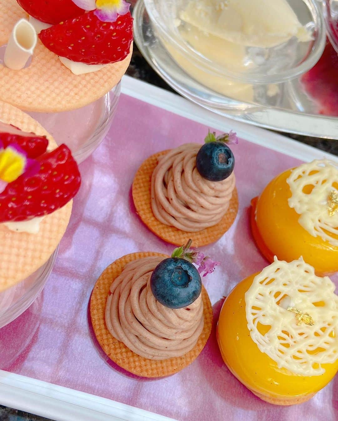 いけながあいみさんのインスタグラム写真 - (いけながあいみInstagram)「アフティー🫖🎂🍓 ・ パークハイアット東京の41階にあるピークラウンジ✨ ・ 眺めもサービスもメニューも最高でした💕 ・ 優雅で穏やかな時間を過ごせたよ💖 お客さんの半分くらい外国人だった🌏 ・ 美味しいし、スイーツもカワイイし、 良すぎたので、また行きたいなーっ🥰✨  #パークハイアット東京 #ピークラウンジ #アフティー #アフタヌーンティー #ケーキ #カフェ #カフェ巡り #カフェ好きな人と繋がりたい #アフタヌーンティー東京 #スイーツ #スイーツ部 #カフェ活#ヌン活」4月9日 19時10分 - aimicat424