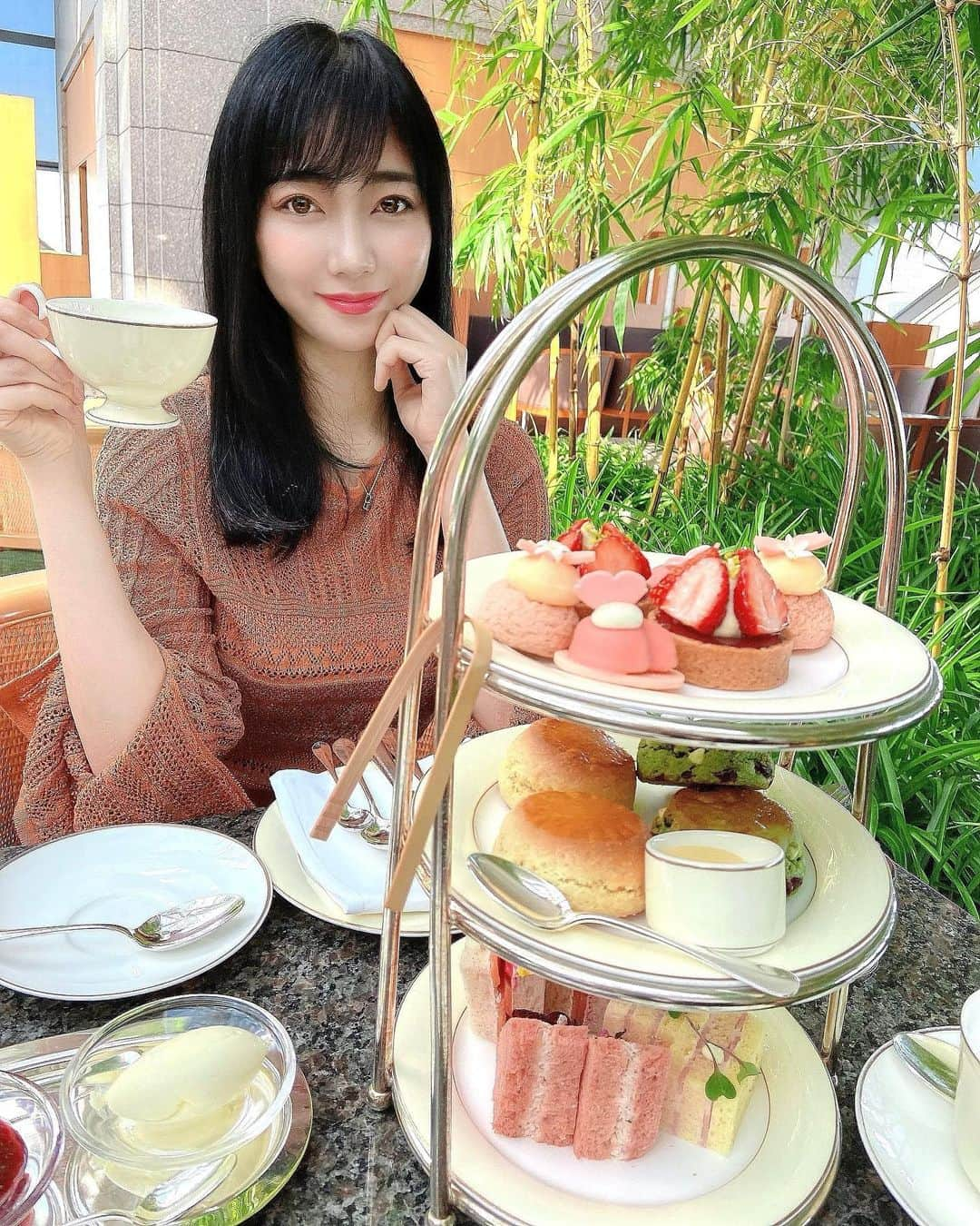 いけながあいみさんのインスタグラム写真 - (いけながあいみInstagram)「アフティー🫖🎂🍓 ・ パークハイアット東京の41階にあるピークラウンジ✨ ・ 眺めもサービスもメニューも最高でした💕 ・ 優雅で穏やかな時間を過ごせたよ💖 お客さんの半分くらい外国人だった🌏 ・ 美味しいし、スイーツもカワイイし、 良すぎたので、また行きたいなーっ🥰✨  #パークハイアット東京 #ピークラウンジ #アフティー #アフタヌーンティー #ケーキ #カフェ #カフェ巡り #カフェ好きな人と繋がりたい #アフタヌーンティー東京 #スイーツ #スイーツ部 #カフェ活#ヌン活」4月9日 19時10分 - aimicat424