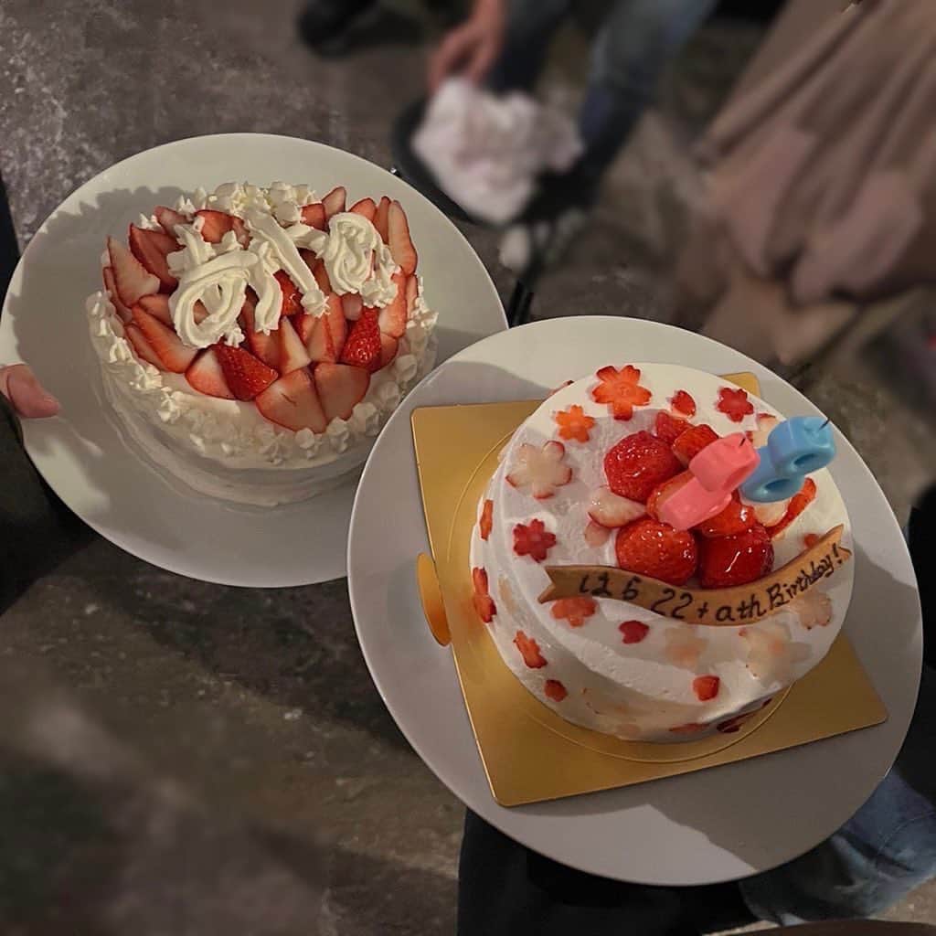 原あやののインスタグラム：「#20230408 バースデーパーティー🎂1  かわいいケーキと 格さんお手製のケーキ  好きな色合いのでっかい花束  さいこ〜〜〜のはらフレちゃんたち  ありがとう☺︎  .  #シンガーソングライター#アコギ#ギター#musican#singersongwriter#音楽#邦ロック女子#anime#アニメ好き#ビール#ビール女子#フィルム#film#ウルフカット#ショートカット#燕女子#高身長女子#japanesegirl#instagood」