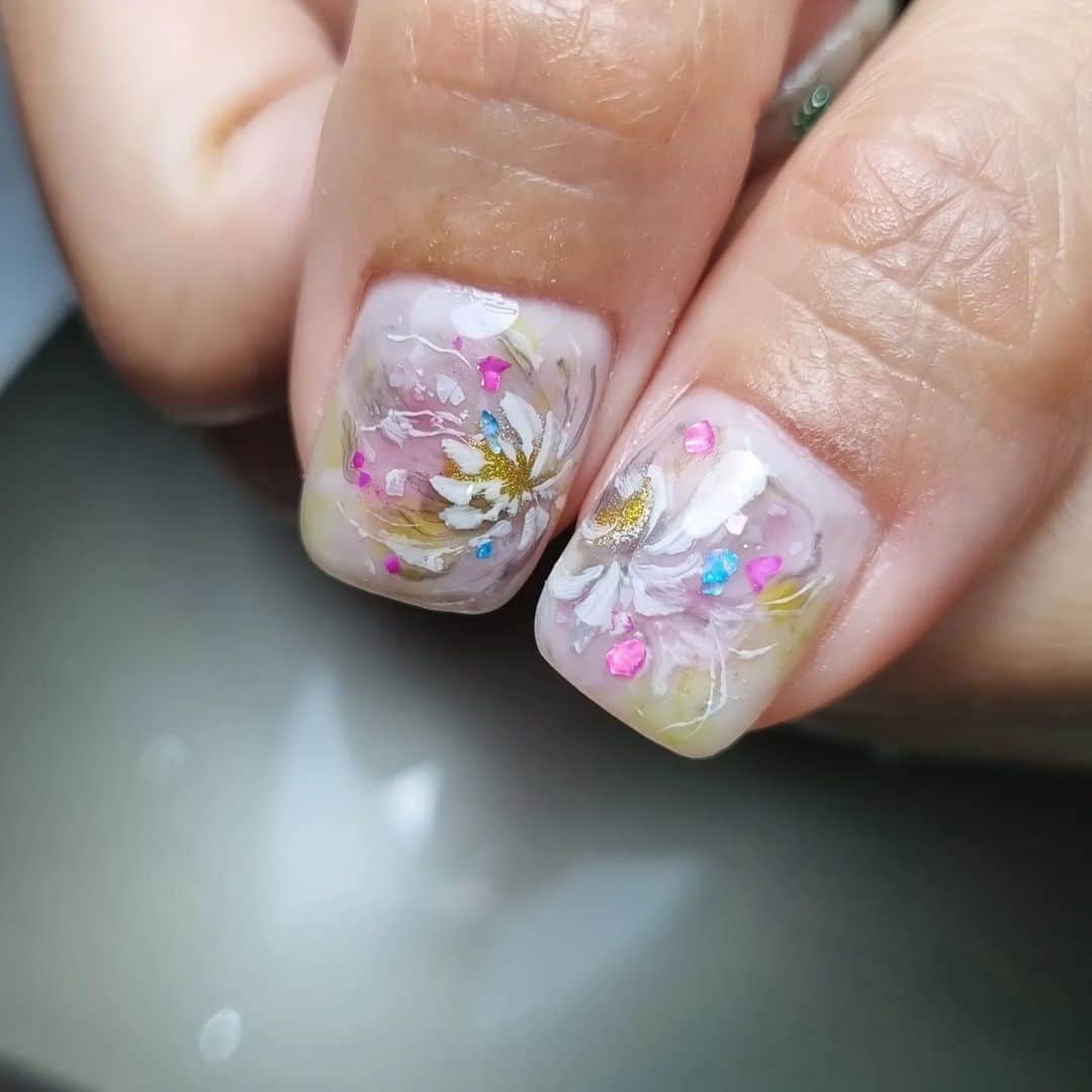 Yingのインスタグラム：「It's been so long that I've forgotten what I used for this set 💀  Design modified from @yumiidei  SHOP: @nailwonderlandsg www.nailwonderland.com」