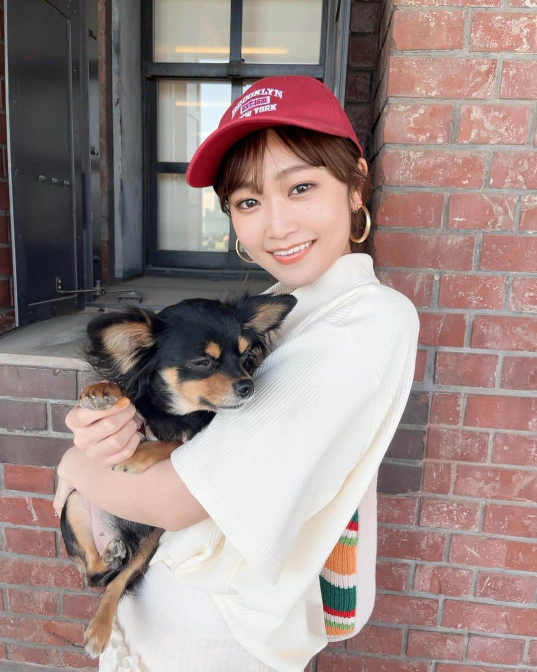 石森虹花のインスタグラム：「👗🎵🐕  「LIFESTYLE with DOGS」 ありがとうございました🤲🏻🌼  こんなにも素敵なイベントが開催されるなんて、、、！ 今までに無い新しいイベントでした😌✨ 愛犬のピノとも一緒に過ごせて嬉しかったです💐 ピノは陽が暖かくて抱っこしてたら本番なのにうとうと…と眠ってしまっていて💦 終始目がしょぼしょぼしてました🥲😂 会場にはたくさんのワンちゃんたちでいっぱいで幸せな気持ちになりました🍀 また保護犬の譲渡会なども開催されていて、少しでもこのイベントきっかけに保護犬への関心が高まってくれたら嬉しいなと思いました😌  私とピノのお洋服は全身SHEINさんです👗✨ 今回も素敵にコーディネートして頂きました🤲🏻  20%オフになるクーポン発行中です！！🔥✨ →『SHEINで使えるクーポンコード【LWD23】で最大20%オフ！』 是非この機会にお得にオシャレしましょう☺️  ＠Shein_japan @Shein_official #LWDwithSHEIN  #SHEINコーデ#SHEINモデル #保護犬#愛犬との時間#愛犬家#赤レンガ倉庫#みなとみらい」