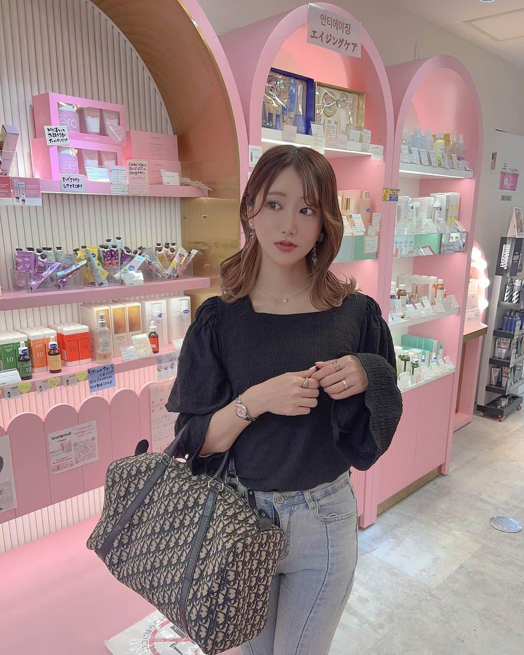 きいたんのインスタグラム：「🇰🇷💄 ⁡ ⁡ ⁡コリアンタウン行った時に寄った　@lovelymall_osaka  2階はアパレルになってた👠 ⁡ 購入品🌸 + VALL  Oil Control Blotting Ball VALL  メイク前に余分な脂取れてマッサージ効果も🫢   + BLANCOW  RED PROPOLIS FACIAL ESSENCE コットンでの拭き取り美容液で スキンケアがしっかり入るような気が🌟 RED PROPOLIS FACIAL CREAM べたつきにくく伸びもとっても良き🌟 ⁡ + Dr.FORHAIR PHYTO SHAMPOO  シャンプーの泡立ちは控えめやけど翌朝はまとまりがあった🧴 PHYTO TREATMENT  トリートメントは乳液のようなテクスチャで香りは特にしなしないかな🫧 SEA SALT SCALER  洗い流し後も髪がソルト系のヘッドスクラブの 中ではダントツで軋まなかった😳 ⁡ + ハンドジェル BT21 Clean Care Hand Gel マスク自由化しても消毒はする為に🫧  ⁡ ⁡ ⁡ ⁡ ⁡ ⁡ ⁡ ⁡ ⁡ ⁡ ⁡ ⁡ ⁡ ⁡ ⁡ ⁡ ⁡ ⁡ ⁡ ⁡ ⁡ ⁡ ⁡ ⁡ ⁡ ⁡ #lovelymall  #BLANCOW #ラブリーモール #ラブリーモール鶴橋店  #コリアタウン鶴橋 #鶴橋  #韓国コスメ購入品 #韓国コスメレビュー #韓国コスメおすすめ #桃谷コリアンタウン #大阪コリアタウン #鶴橋コリアンタウン #韓国コスメ #韓国メイクアップ #鶴橋コリアタウン #コスメショップ #大阪鶴橋 #鶴橋観光 #鶴橋商店街 #大阪観光  #韓国コスメ情報 #韓国コスメブランド  #韓国コスメショップ #韓国コスメレポ #油取りボール #VALL」