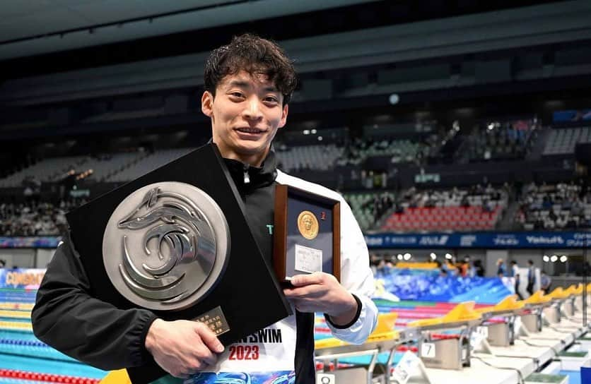 入江陵介のインスタグラム：「. JAPAN SWIM 2023 ✅  . . 100m背泳ぎで10連覇🥇 50m背泳ぎ4連覇🥇 . . 世界水泳の代表内定したのは良かったですが、タイム的には全く満足出来ず今後また反省点を活かしたいです🔥 .  応援ありがとうございました💙 . 新生トビウオジャパンの皆頑張ろう！！ 新しい競泳日本代表をよろしくお願いします！！ ウルトラソウルっ🔥 . . @official_itoman  @aminovital_jp  @arenajapan . 📸 @picsport_japan  @tobiuo_japan」