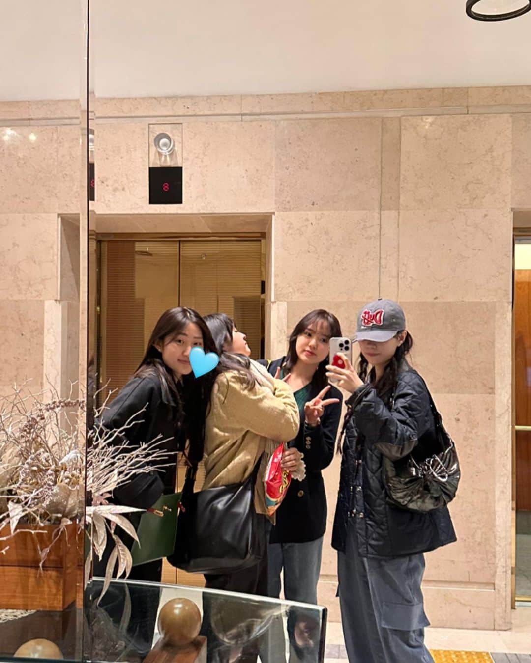 Janeぜうんさんのインスタグラム写真 - (JaneぜうんInstagram)「友達と初の韓国旅行🇰🇷  ソウルで3泊4日。 ミケーレとユッカドンがさぷらいずで旅のしおりを作ってきてくれて中学の卒業旅行るんるん気分でスタートした旅1日目。😂 到着したのが19:00くらいだったから ホテル着いてすぐサムギョプサル食べに두껍삼 @dookupsam3592 に駆け込んでモッパンかましました 美味しすぎて頬とろけたのでみんなも一回食べてみてください🧚  일본 대학교친구들이랑 3박4일 서울 여행🧳 친구들이 서프라이즈로 여행 팜플랫을 만들어와서 중학교 졸업 여행 온 느낌으로 시작한 이번 여행💭🇰🇷  호텔 도착한게 7시여서 바로 근처 삼겹살 맛집 두껍삼 @dookupsam3592 가서 먹방 뿌시고 왔따. 아 또 먹고 싶다  #韓国旅行 #大学生コーデ #한국여행」4月9日 19時20分 - jeeunso4you