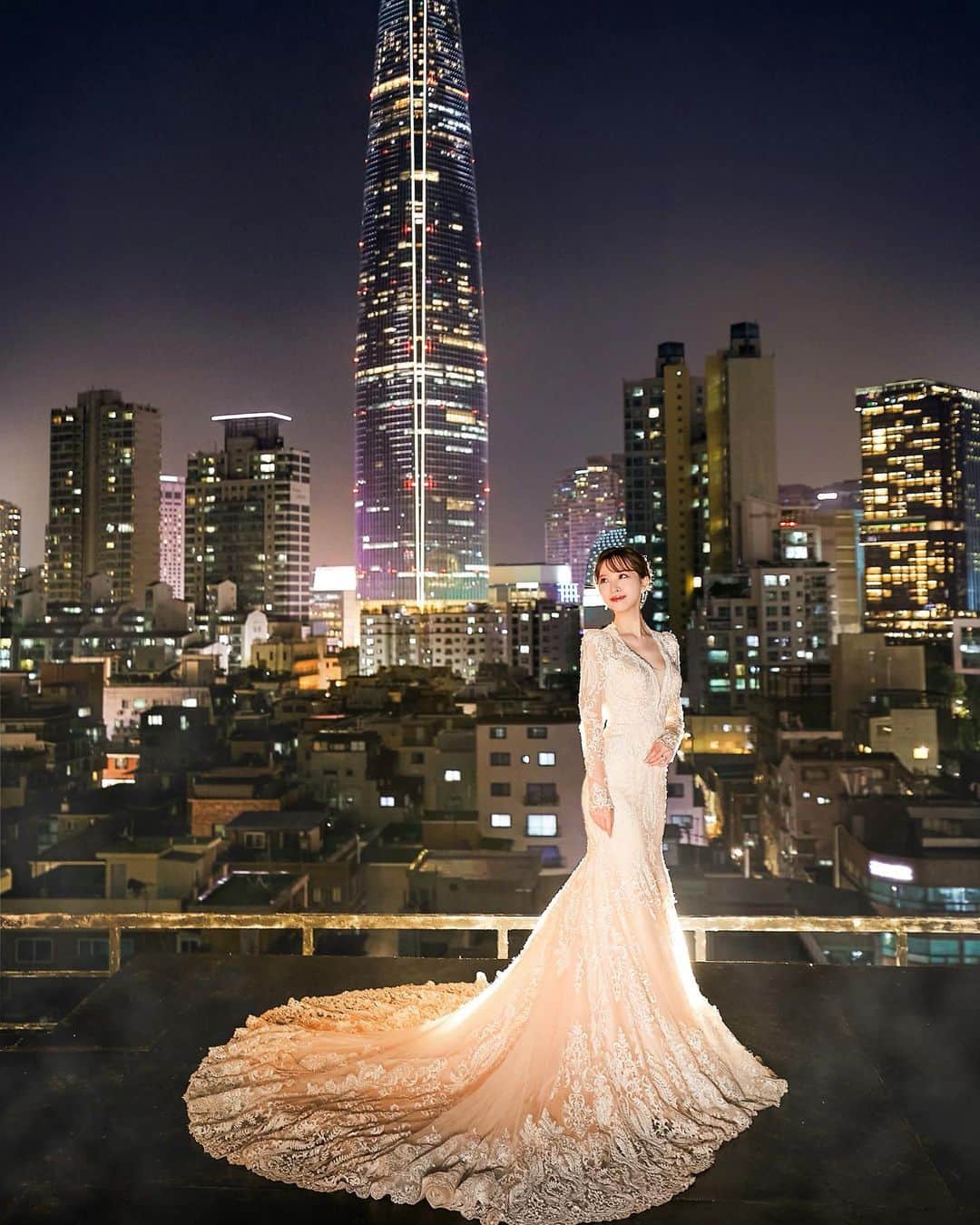 のインスタグラム：「.  【Wedding 投稿💍】 たくさんDMも頂いていた前撮りについて💍 前撮りはどうしても韓国で撮影をしたかったので 韓国まで行って撮影してきました🥹✈🇰🇷️💕 @ajarenawedding にお願いをして 韓国の江南のスタジオでの撮影📸✈️  スタジオの手配、やりとりなども全て お任せすることができ丁寧に対応して頂き大感謝です🫶🏻 撮影当日は通訳さんもいらっしゃったので 万全な状態で撮影をすることができました🥰 👗この投稿のドレスはマーメイドドレスと カラードレスの写真であわせて4パターンのドレスでの 撮影でした👰🏼‍♀️💐 ⁡ 何よりも撮影していただいたお写真が👰🏼‍♀️ 憧れの韓国ドラマのような世界観で届いた時に驚きました🫢💐 江南の夜景が本当に素敵で...🌃 コロナ禍&バタバタのスケジュールの中で 心配もありましたが無事に行けてよかったです🥹💕 #前撮り #前撮りレポ #韓国前撮り #💍」