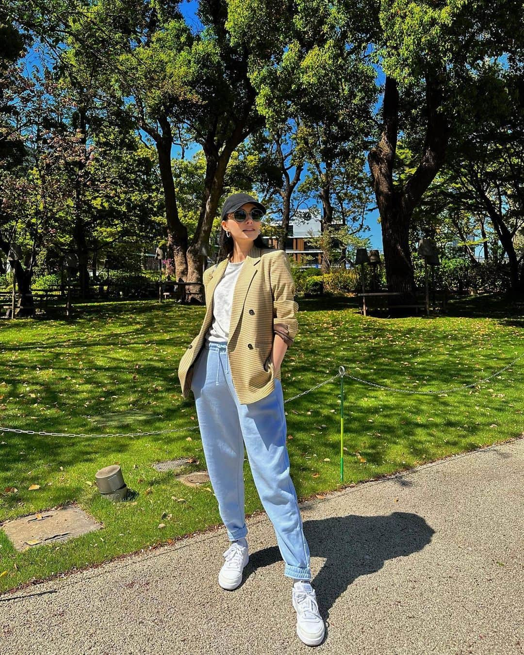 シャウラさんのインスタグラム写真 - (シャウラInstagram)「背景に溶け込む日曜日。 Blending in. #style #sweatpants」4月9日 19時23分 - shaula_vogue