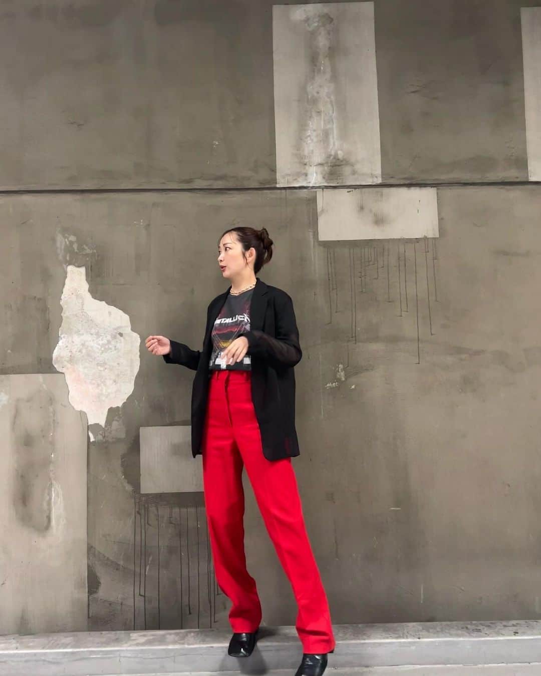 中上真亜子さんのインスタグラム写真 - (中上真亜子Instagram)「今日の @rkb_nichitada の私服✌️ 髪は たびちゃん🐼そして昨日の私服🍣  メタリカ好きのスタッフさんたちと あきらくんがめちゃくちゃ喜んでくれたよw☺️かっこいいなあ #目線はずすの好きだな」4月9日 19時24分 - maako_nakagami
