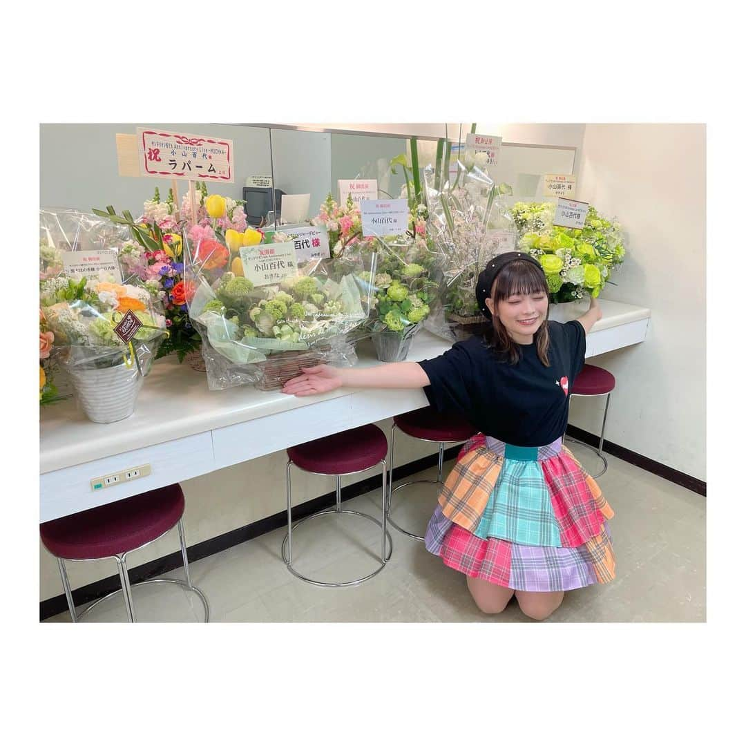 小山百代さんのインスタグラム写真 - (小山百代Instagram)「・ ・ ・ ・ 💐6thワンマン楽屋花②💐  💚みやぎさん💚 6って！お花で！しゅごい…  💚まいこさん💚 桜！春らしくて可愛いっ！  💚ぴくしすさん💚 ピンクの差し色が好きっっ！  💚吹風さん💚 💚ももかさん💚 ギュギュッと気持ちが伝わる！  💚ちょうゆきさん💚 美しすぎるー！ちゅき！  💚ゆすさん💚 かすみそう…！愛くるしい…！  💚るぺおさん💚 可愛いの大盛りですっ！  皆の愛と優しさが エネルギーになっています！ 綺麗で愛おしいお花たちを 贈ってくれて本当に本当〜に ありがとうございました💐💚  (載せるの遅くなってごめんね🙇🏻) ・ ・ ・ #サンドリオン　 #小山百代  #楽屋花」4月9日 10時28分 - koyamamomoyo_official