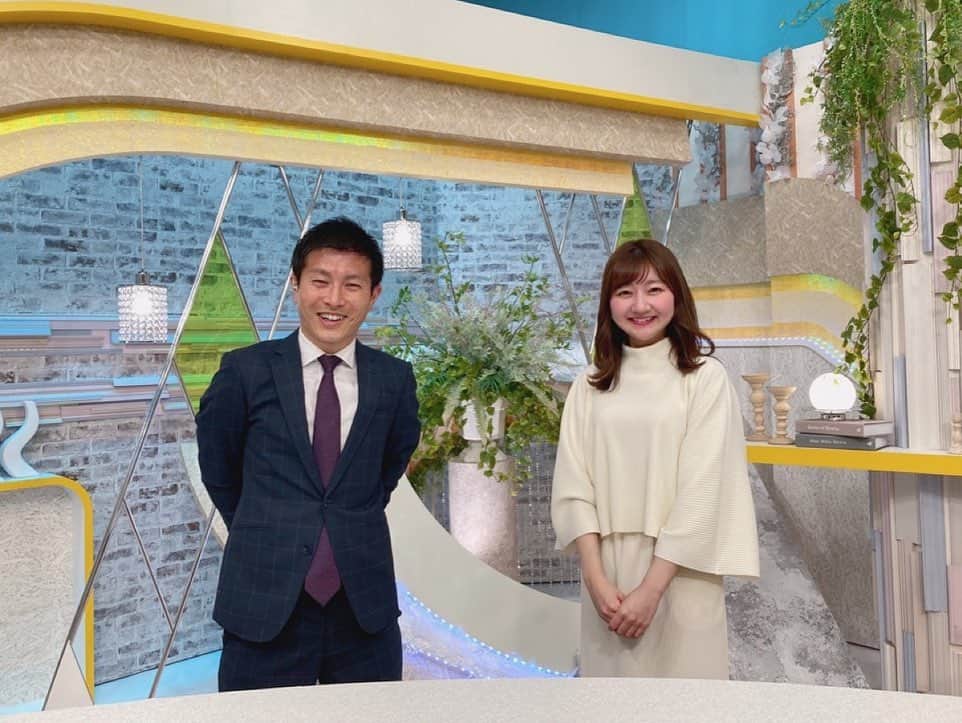稲葉千秋のインスタグラム：「🌸 新年度、4/3(月)から 新番組「ハレのちあした」が 無事スタートしました🎵  改めて、18:15〜の県内ニュースは、 月曜〜水曜が藤原アナと澤田アナ、 木曜・金曜は中井アナと私が担当します🎵  番組セットは明るくて優しい雰囲気☺️❣️ とっても好きです💗  キャスターは経験済みですが、 天気予報は新人時代に代役で数回やったくらい。 原稿作りや画像の取り込み作業など、 慣れないことばかりで 本番直前までバッタバタ。  でも、天気予報はやりたかったので 中井さんとのフリートークも含めて なんだかとっても楽しい😁✨  時には災害級の天気もありますが、 穏やかな日は、 柔らかく楽しくお伝えできたらと思います🌸  ハレのちあした、 皆さんどうぞよろしくお願いします🙌  #ハレのちあした #県内ニュース #木金キャスター #天気キャスター  #中井アナ #稲葉千秋  #あしたは晴れ」