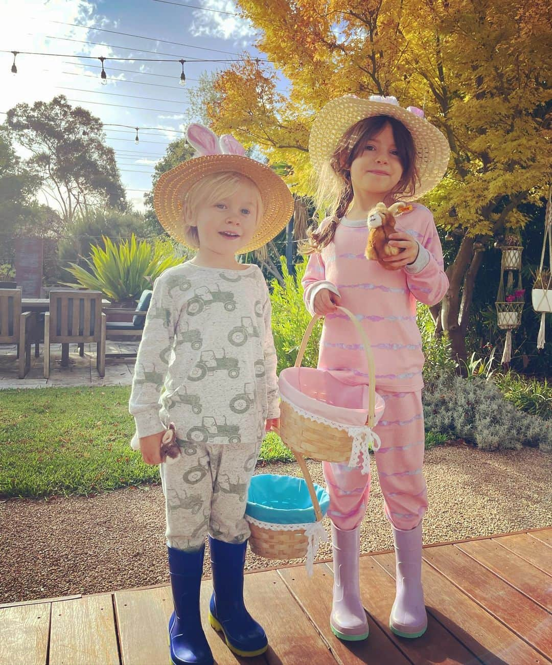 エミリー・デ・レイヴィンのインスタグラム：「Hippy Happy Hoppy Easter 🐣🐰🪺🫶🏼💖from our fam to yours! xoxoxo #happyeaster」