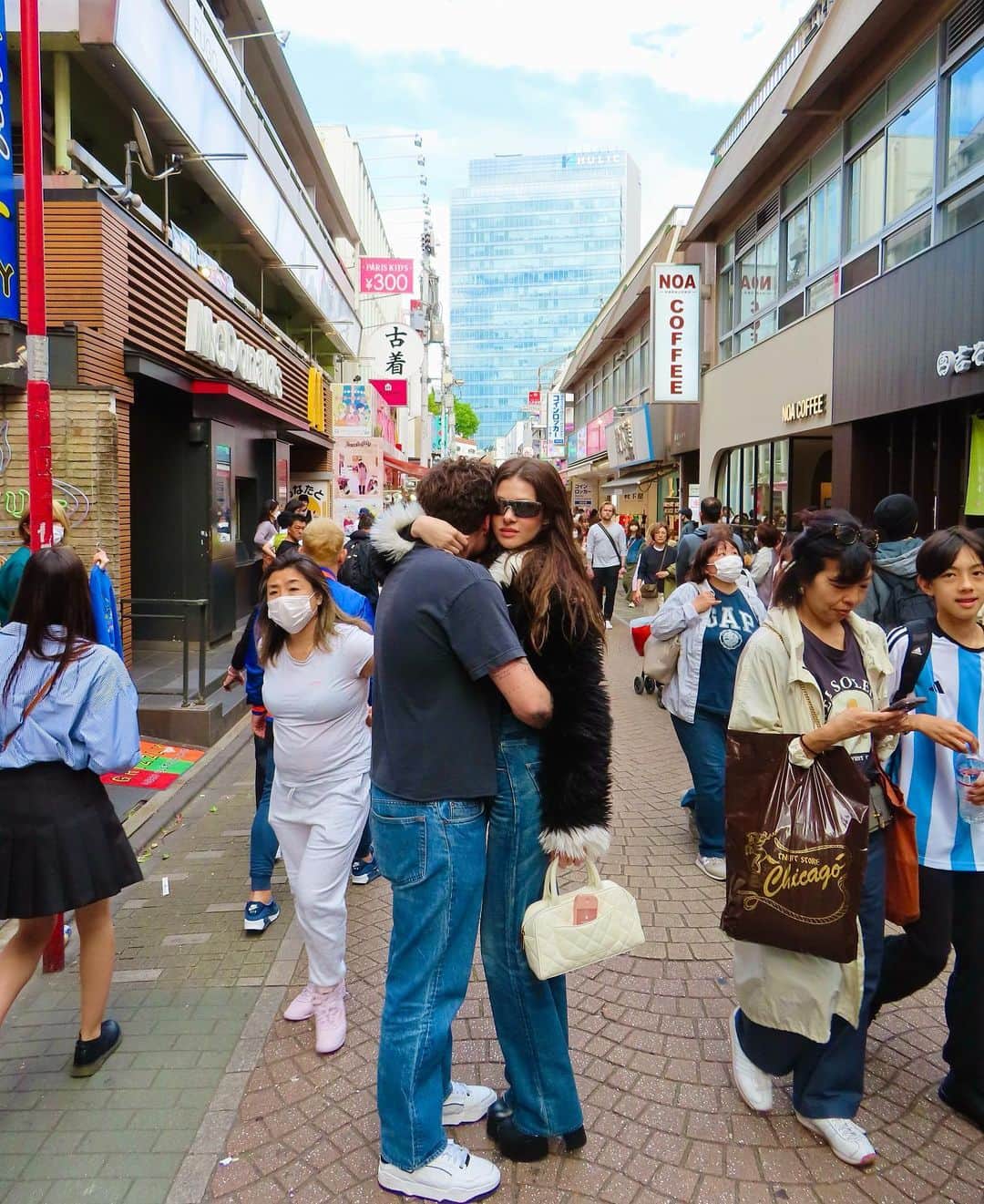 ニコラ・ペルツのインスタグラム：「Tokyo love 🌸🫶🏻🍡🍦🪷🍶」