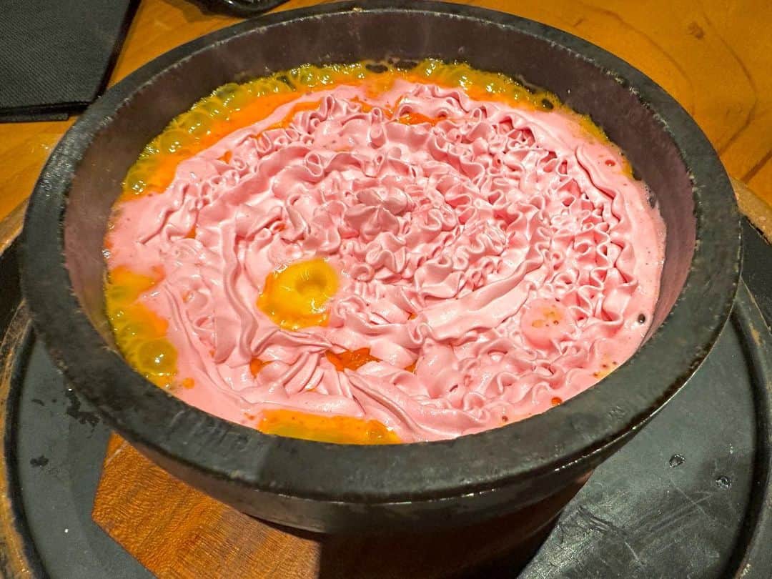 片山陽加さんのインスタグラム写真 - (片山陽加Instagram)「⇝  たべすたぐらむ🍚  @ginzayakiniku_hanna  新橋駅にある『銀座焼肉はんな』 個室もある大人の隠れ家的焼肉屋さん☺️  韓国で大流行中 ロゼトッポギが食べられる 「ロゼプラン」を☺️  🏵ロゼトッポギ バラ色が映え🌹 ピンク色の部分は甘さ控えめの生クリーム。 さらにチーズと牛タンも入っていて贅沢クリーミートッポギ♡ 辛いのが苦手な方でもこのロゼトッポギならいける！！  🏵はんなの野菜畑(サラダ) パン粉に味つけて炒ったものを 畑の土に見立てた野菜畑サラダ🥗 このパン粉、 酒のつまみにぴったりの味付けで永遠食べていたかった♡  🏵塩ユッケ  もう言わずもがな。 美味でございました♪ 飾り付けに金箔✨贅沢♡  🏵 極上生レバー炙り 写真は炙る前のを撮らせてもらいました！！ 臭みがなく、口に入れた瞬間フルーティーさを感じた😳 ここのレバー個人的には絶品！！  🏵自家製キムチ 程よい辛さと程よい酸味とちょっと甘味もあったり、つまみに最高♡  🏵 本日のおすすめ3種 特上サガリ、特上ササミ、特上イチボ 牛のササミ初めて食べたんだけど、 程よい脂身で柔らかくて美味しかった！ タレにしっかりつけ込まれてるから 追いタレはいらないくらいだったけど、 雲丹タレがあったのでたっぷりつけて♡ やはり肉の脂は定期的に入れないとね🥩  🏵 特上ロースの炙り寿司 〆に贅沢特上ロース炙り寿司🍣 肉寿司大好きなので〆に出てきてテンション爆上げ🫶 炙りも好みに合わせて目の前で炙ってくれました！！  🏵シャーベット デザートはさっぱりゆずシャーベット🍨  友達と2人で女子会ご飯だった今回。 個室でのんびり話しながら、映えてるご飯に目も胃袋も眼福で♡ 居心地抜群なので友達と女子会、デートなど ゆっくりご飯したい時にもってこいのご飯屋さんでした！！ あと店員さんが1つ1つ丁寧に説明してくれて雰囲気も最高！！ ソムリエ厳選のワインを飲みながらお肉を頂けるので ワイン好きさんにもオススメ🍷  ------------------------------  JR山手線新橋駅より徒歩3分 東京メトロ銀座線より徒歩3分 新橋駅から212m  営業時間 【月〜金・祝前日】17:00〜27:00（L.O26:30） 【土・祝日】17:00〜23:00（L.O22:.30） 日曜定休日  PR @ginzayakiniku_hanna #銀座焼肉はんな #銀座焼肉 #新橋焼肉 #銀座個室 #新橋個室 #銀座ディナー #新橋グルメ #新橋ディナー #韓国焼肉」4月9日 10時48分 - haachandyoo
