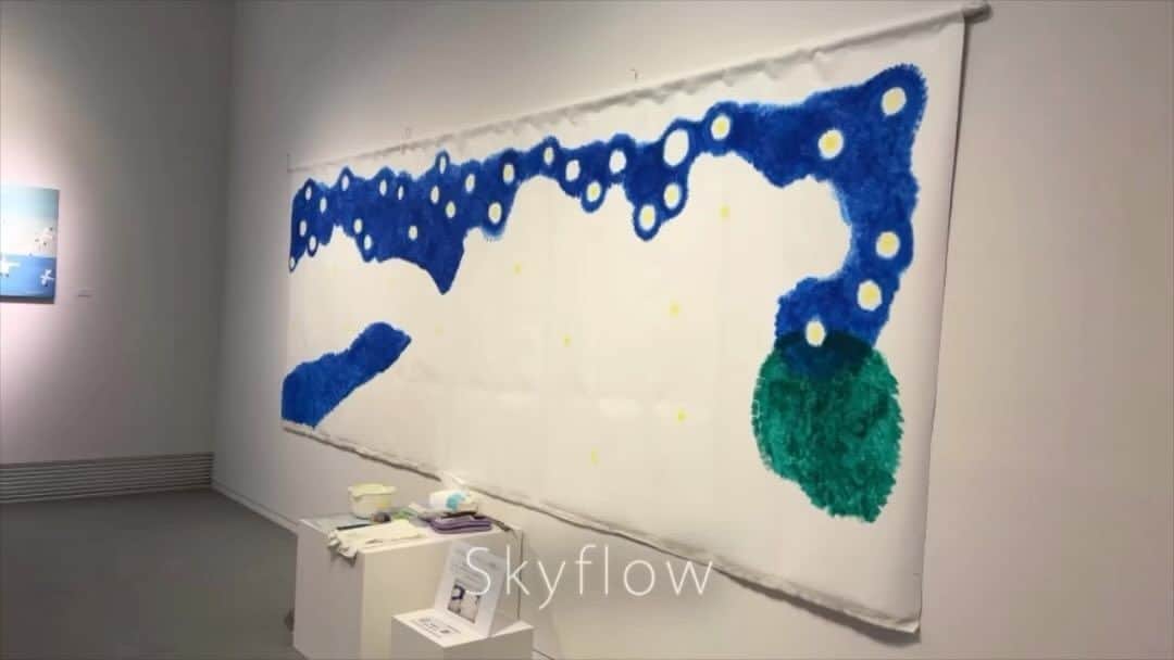 津久井智子のインスタグラム：「ライブペイント、今日は午後からこの続きを描きます😊 キャンバス地に描くのは初めてだし、完全ノープランで思いつきで実験的に描いているので、どんな絵になるのか、私にもまだわかりません！ 落書きしてる子供の気持ちになろうとしています。 もしここにはんこを押したい人は、一緒に手伝ってください😊  #津久井智子の消しゴムはんここれまでとこれから展  #さんしんギャラリー善 #三島」