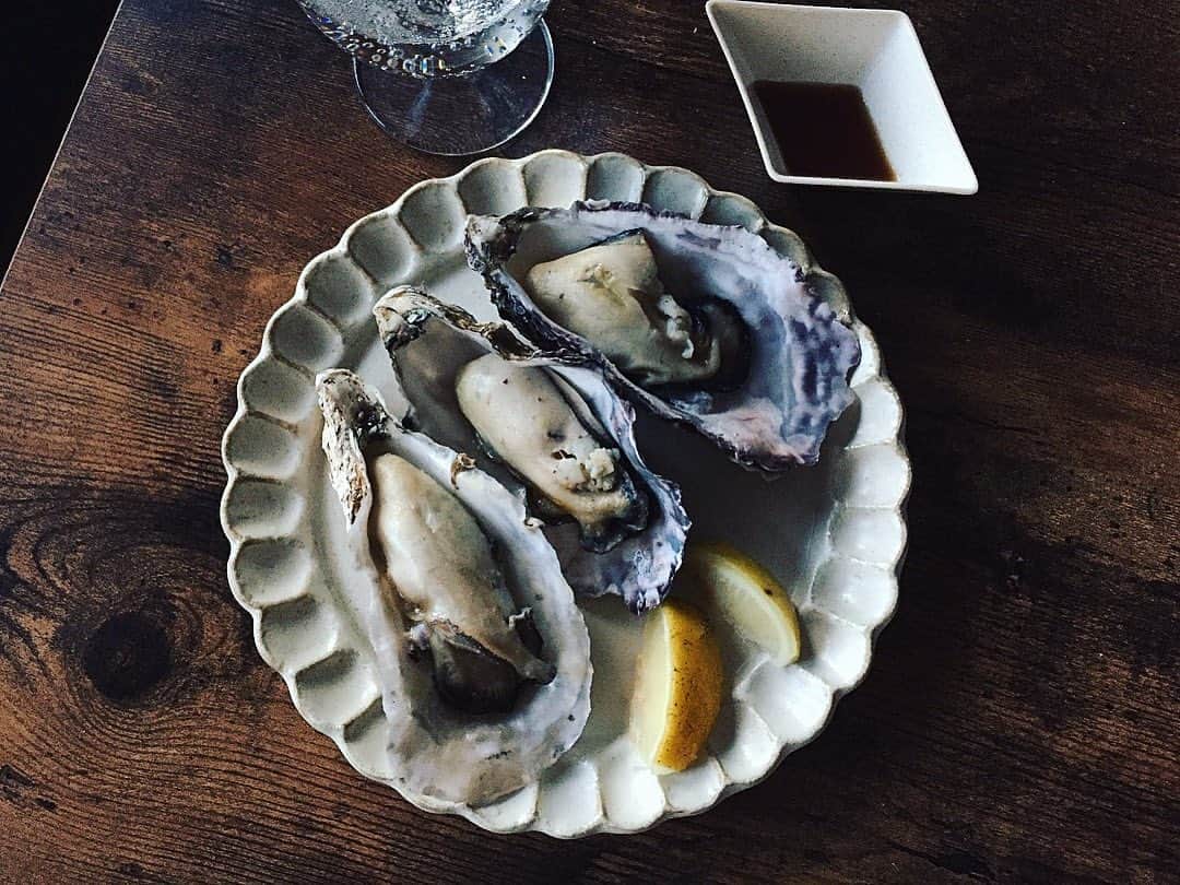 めぐさんのインスタグラム写真 - (めぐInstagram)「4月9日𝚂𝚞𝚗 . 美味しい生牡蠣を頂いたので さっそく〜𓎩𓌉𓇋 ‎ @hiroshima_oyster.official さんの 『生牡蠣365』は『冷凍』なのに『殻付きのまま生牡蠣が食べられる』ことが特徴。 きちんと、ナイフと軍手、説明書が付いていて私みたいな初心者でも綺麗に取れちゃいます。 バターで軽くソテーしてレモン絞って頂きました。 プリっプリでクリーミィー、大きな牡蠣でした‎♡⃛ ̖́- なんて美味しんでしょ！ 贈り物にも良さそうですね〜‎𓂃 𓈒𓏸   #生牡蠣365 #オイスター #生牡蠣 #お取り寄せグルメ」4月9日 10時54分 - me_guu_miii
