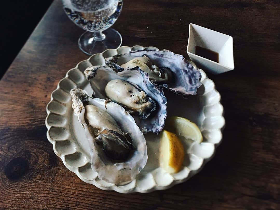 めぐのインスタグラム：「4月9日𝚂𝚞𝚗 . 美味しい生牡蠣を頂いたので さっそく〜𓎩𓌉𓇋 ‎ @hiroshima_oyster.official さんの 『生牡蠣365』は『冷凍』なのに『殻付きのまま生牡蠣が食べられる』ことが特徴。 きちんと、ナイフと軍手、説明書が付いていて私みたいな初心者でも綺麗に取れちゃいます。 バターで軽くソテーしてレモン絞って頂きました。 プリっプリでクリーミィー、大きな牡蠣でした‎♡⃛ ̖́- なんて美味しんでしょ！ 贈り物にも良さそうですね〜‎𓂃 𓈒𓏸   #生牡蠣365 #オイスター #生牡蠣 #お取り寄せグルメ」