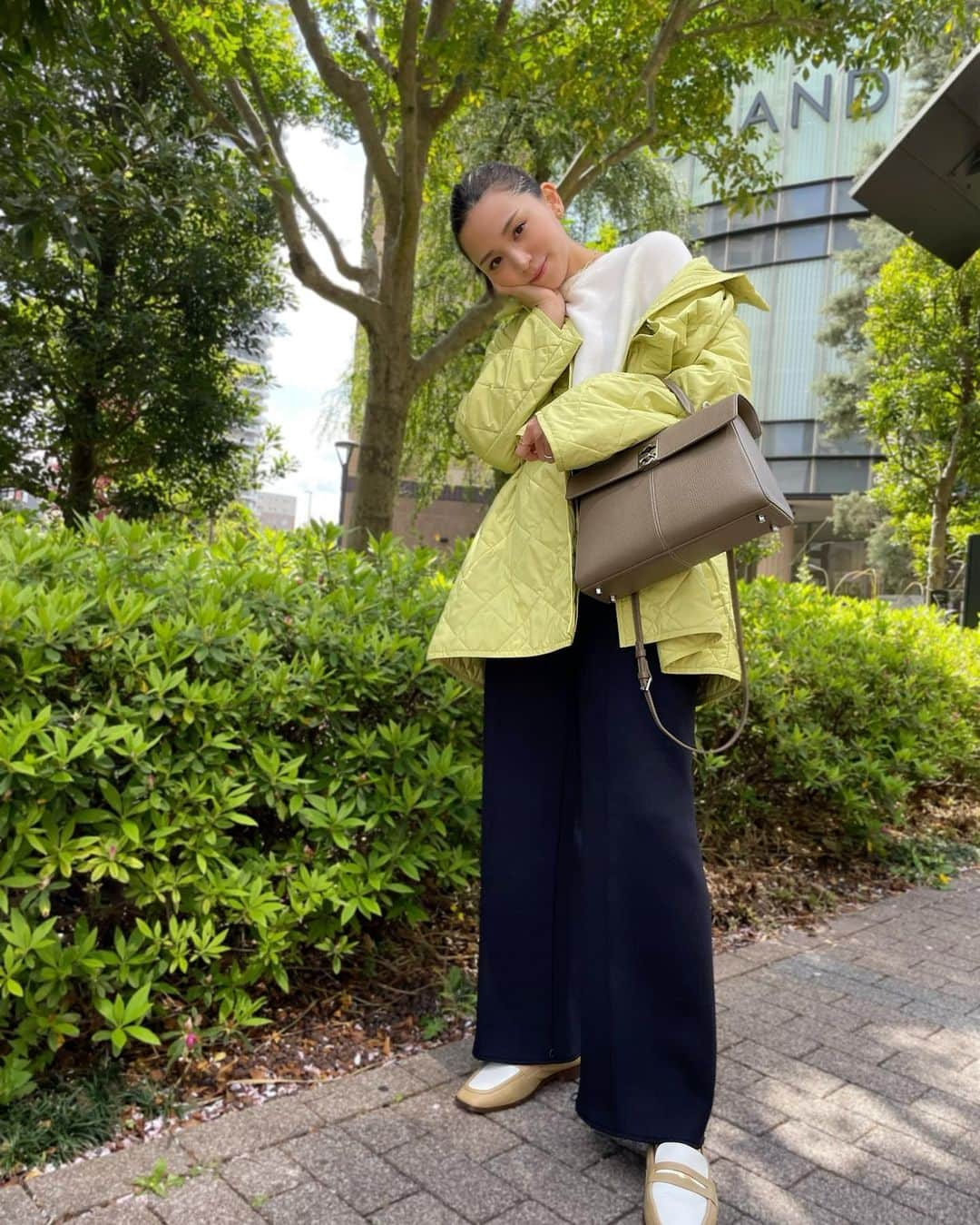 杉ありさのインスタグラム：「. この黄緑colorが絶妙に好きで ここ数年jacket,cardigan,bagなど ついつい手に取ってしまいます💛💚  そしてこのcafuneのbagがとにかく使いやすくてcolorも可愛くて最近のお気に入り👜🤍 気に入りすぎて全部のcolorが欲しいくらい🥹💕  jacket #ballsey  tops #plst pants #cogthebigsmoke  shoes #letalon bag #cafune   #fashion#outfit#ootd#style #コーデ#ママコーデ#私服#杉ありさ」