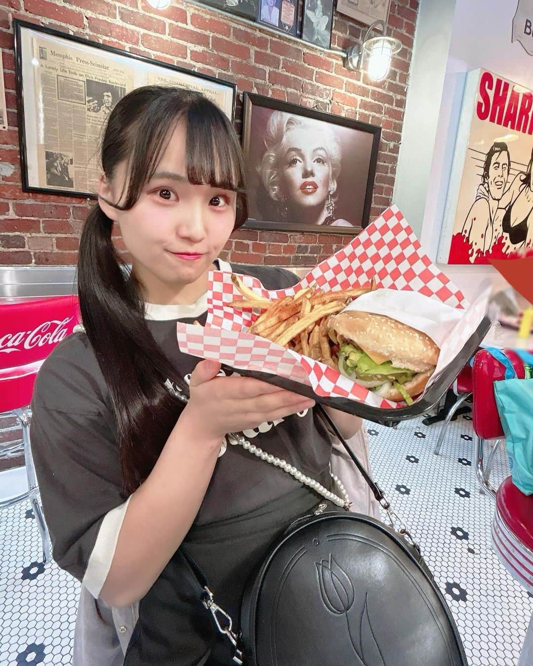 渡辺未詩（ミウ）のインスタグラム：「アメリカでたべたハンバーガーちゃんだよ！！！🍔🍟 . このおみせめっっっーーーーちゃめちゃ可愛かったのっ！！！！♡ . #アメリカ #ロサンゼルス #ハンバーガー」