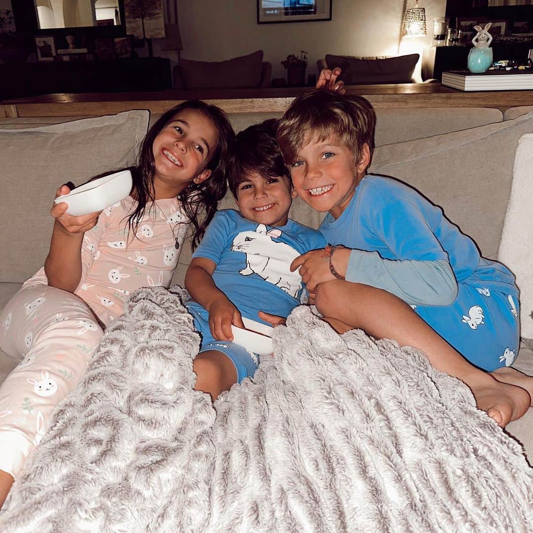Jessie Jamesさんのインスタグラム写真 - (Jessie JamesInstagram)「Hoppy Easter eve from my little bunnies 🐰🐰🐰 They are all ready for the Easter bunny to come 🥕🥕🥕 #holysaturday #easter」4月9日 11時07分 - jessiejamesdecker