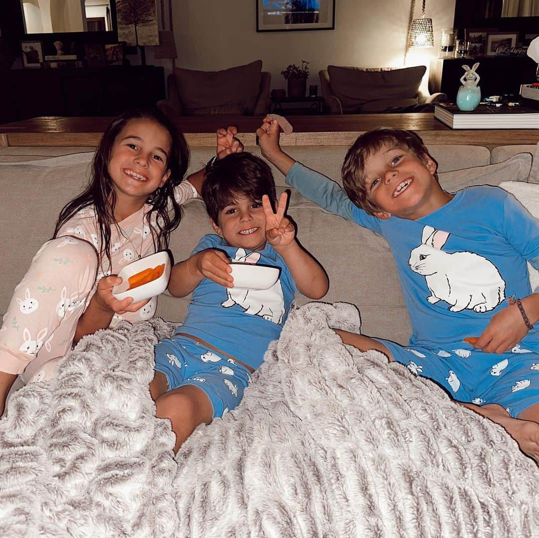 Jessie Jamesさんのインスタグラム写真 - (Jessie JamesInstagram)「Hoppy Easter eve from my little bunnies 🐰🐰🐰 They are all ready for the Easter bunny to come 🥕🥕🥕 #holysaturday #easter」4月9日 11時07分 - jessiejamesdecker