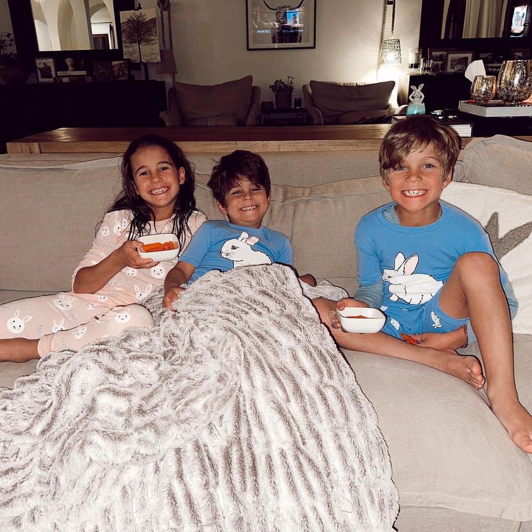 Jessie Jamesさんのインスタグラム写真 - (Jessie JamesInstagram)「Hoppy Easter eve from my little bunnies 🐰🐰🐰 They are all ready for the Easter bunny to come 🥕🥕🥕 #holysaturday #easter」4月9日 11時07分 - jessiejamesdecker