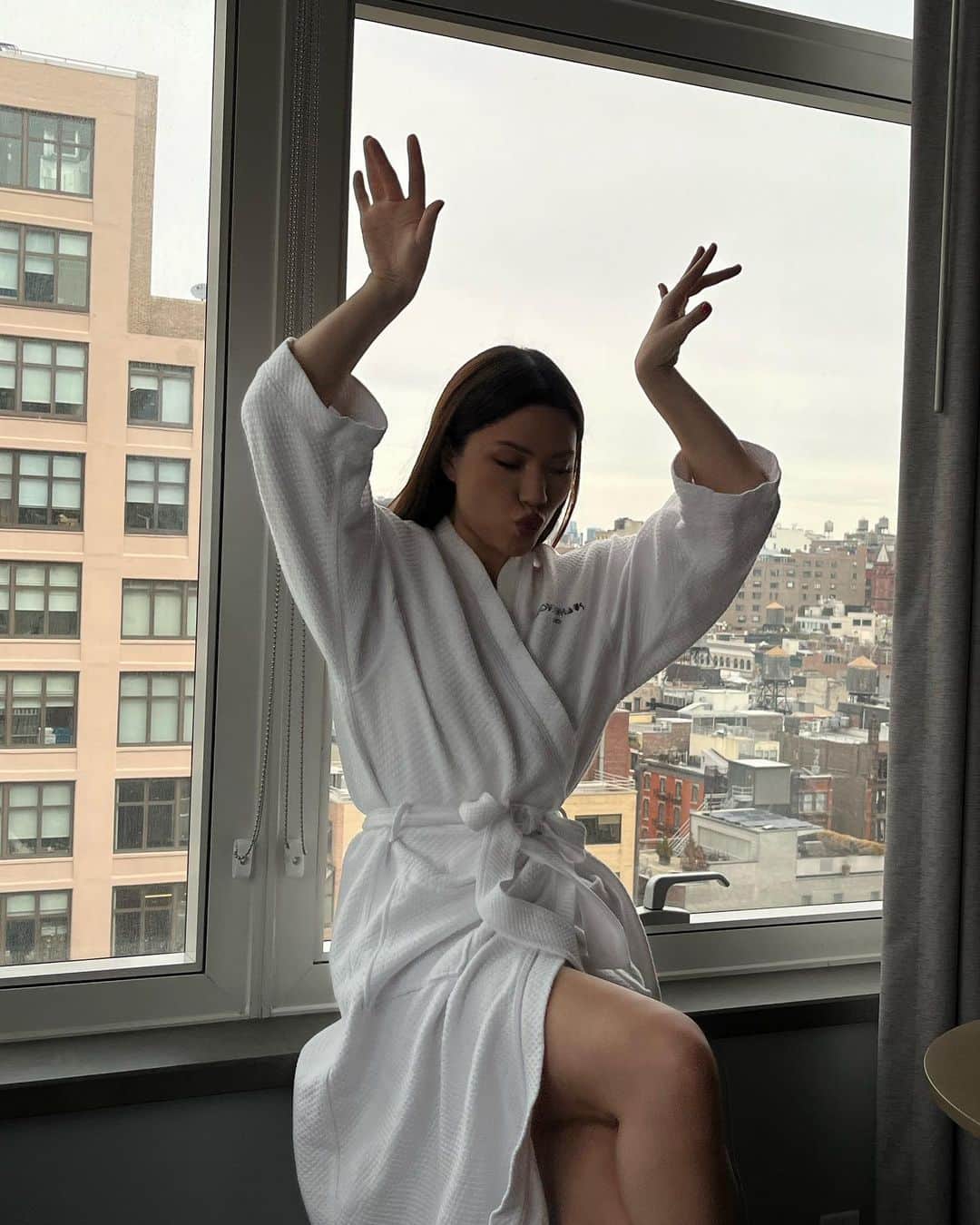 Julia Kellyのインスタグラム：「🧖🏽‍♀️ @modernhaussoho」