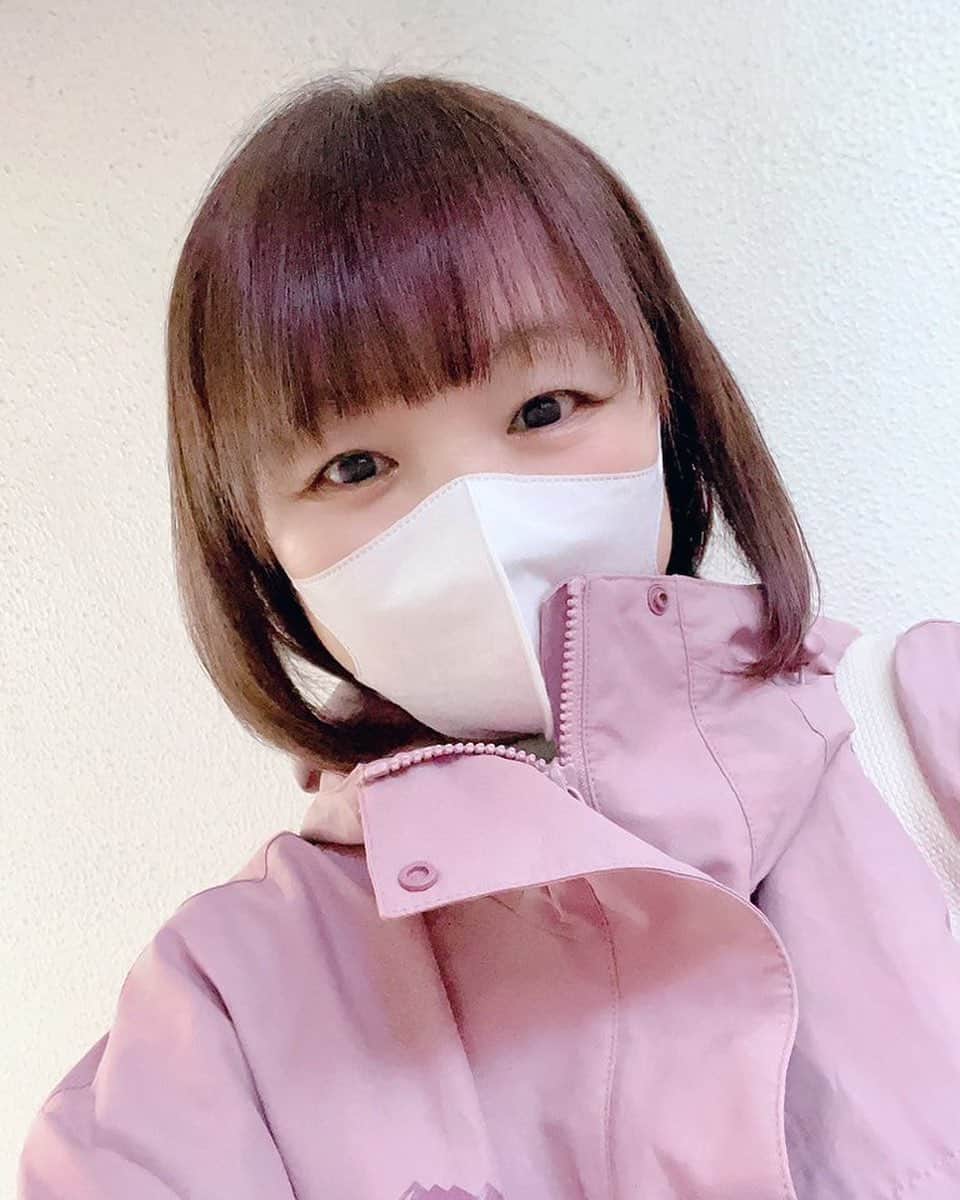 倉田雅世のインスタグラム：「ちょっと肌寒い気がしますが、これから気温が上がるのかな。 アウター悩みます。 たまにはひとの顔。 いってきます。」