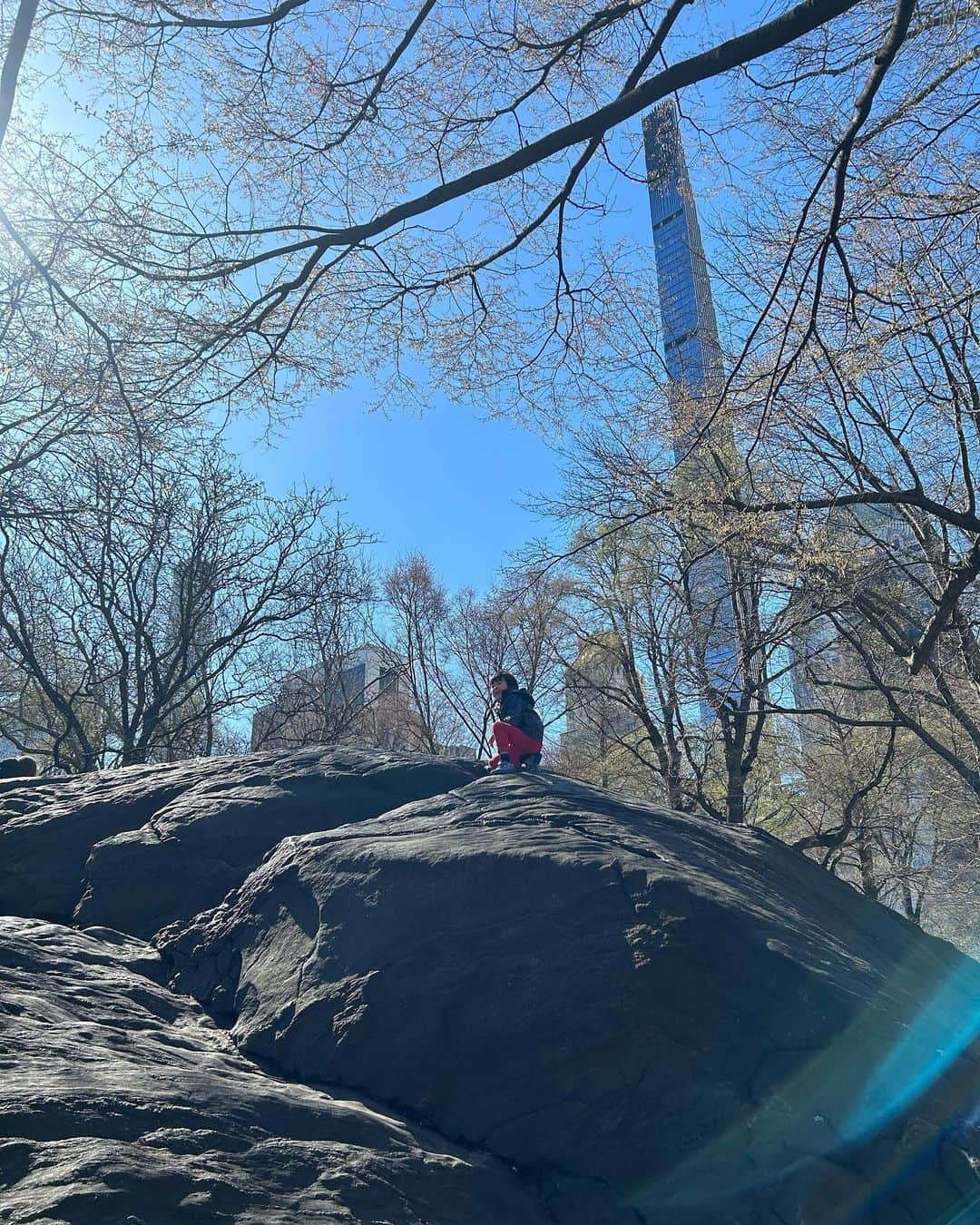中岡由佳さんのインスタグラム写真 - (中岡由佳Instagram)「❇︎ 2023.04.02 春のセントラルパーク🌸ヘックシャー・プレイグラウンドで遊びながら、アンパイア・ロック（露頭している大きな岩盤）に登ったりして、自然の中で思い切り体を動かせる🙌天気のいい日なら芝生に座ってのんびりしたり、ジョギングしたり、1日ピクニックしながら過ごしたい🧺こんな場所が家の近くにあったら最高だな🌳 #centralpark  #cherryblossom #hecksherplayground  #umpirerock #nyc」4月9日 11時16分 - yuka_nakaoka