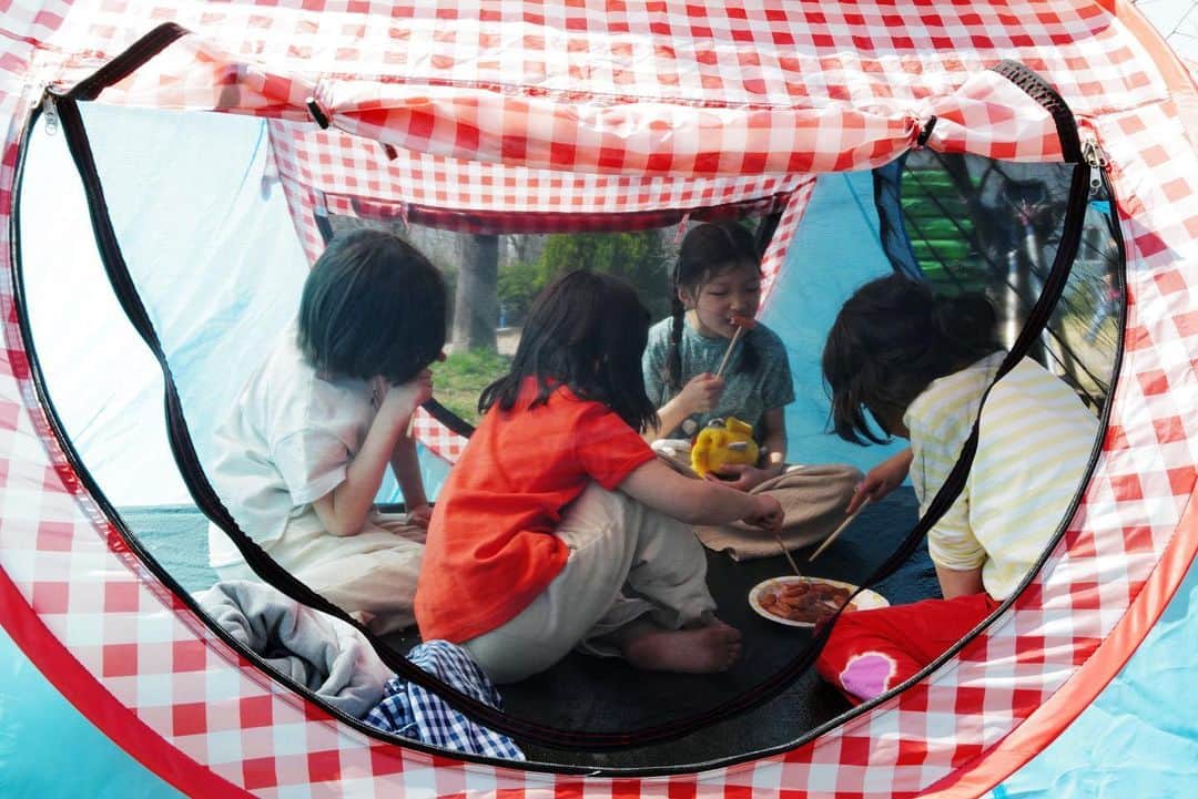 パク・ウォンジさんのインスタグラム写真 - (パク・ウォンジInstagram)「Kids eating Sausages」4月9日 11時13分 - sisi_wonji