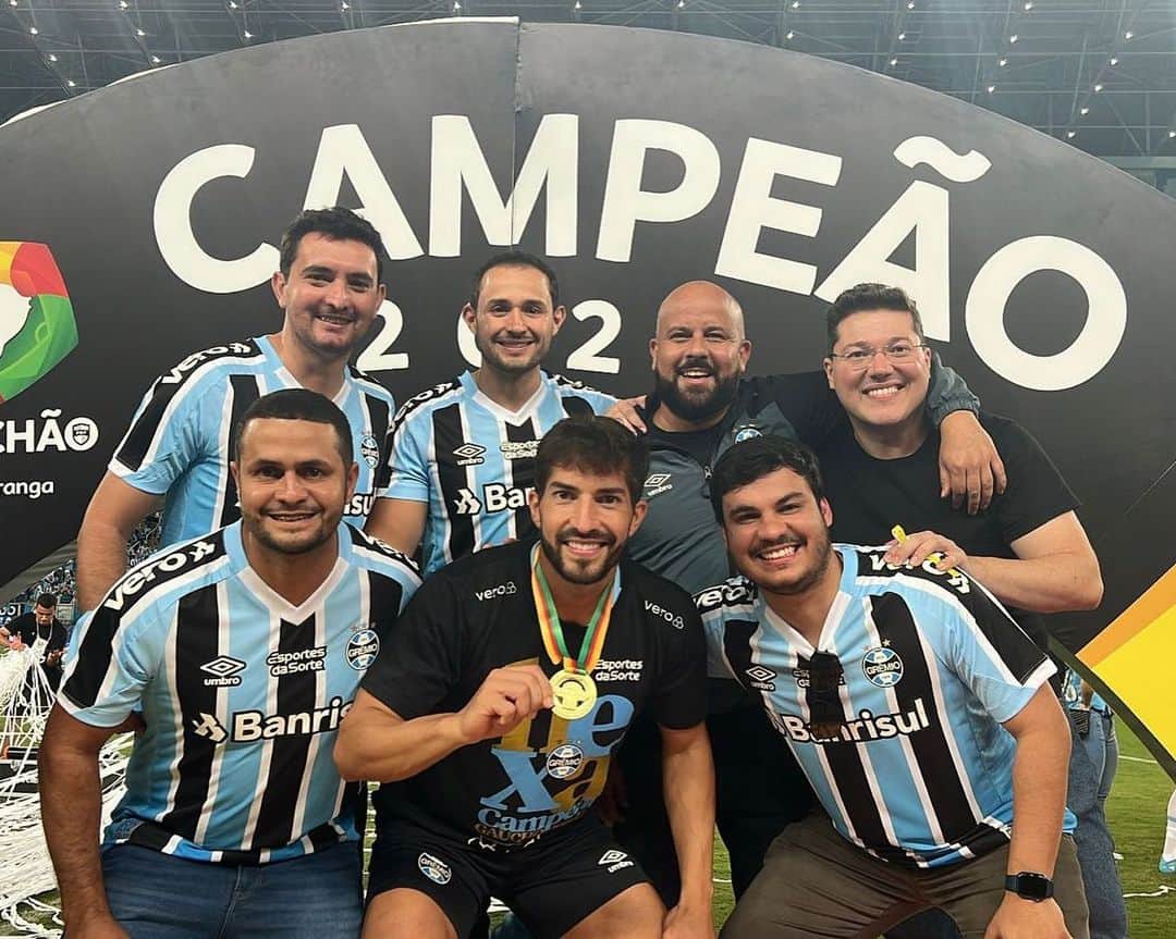ルーカス・シウヴァ・ボルジェスのインスタグラム：「CAMPEÃOOOOOOOO! 🥇🏆」