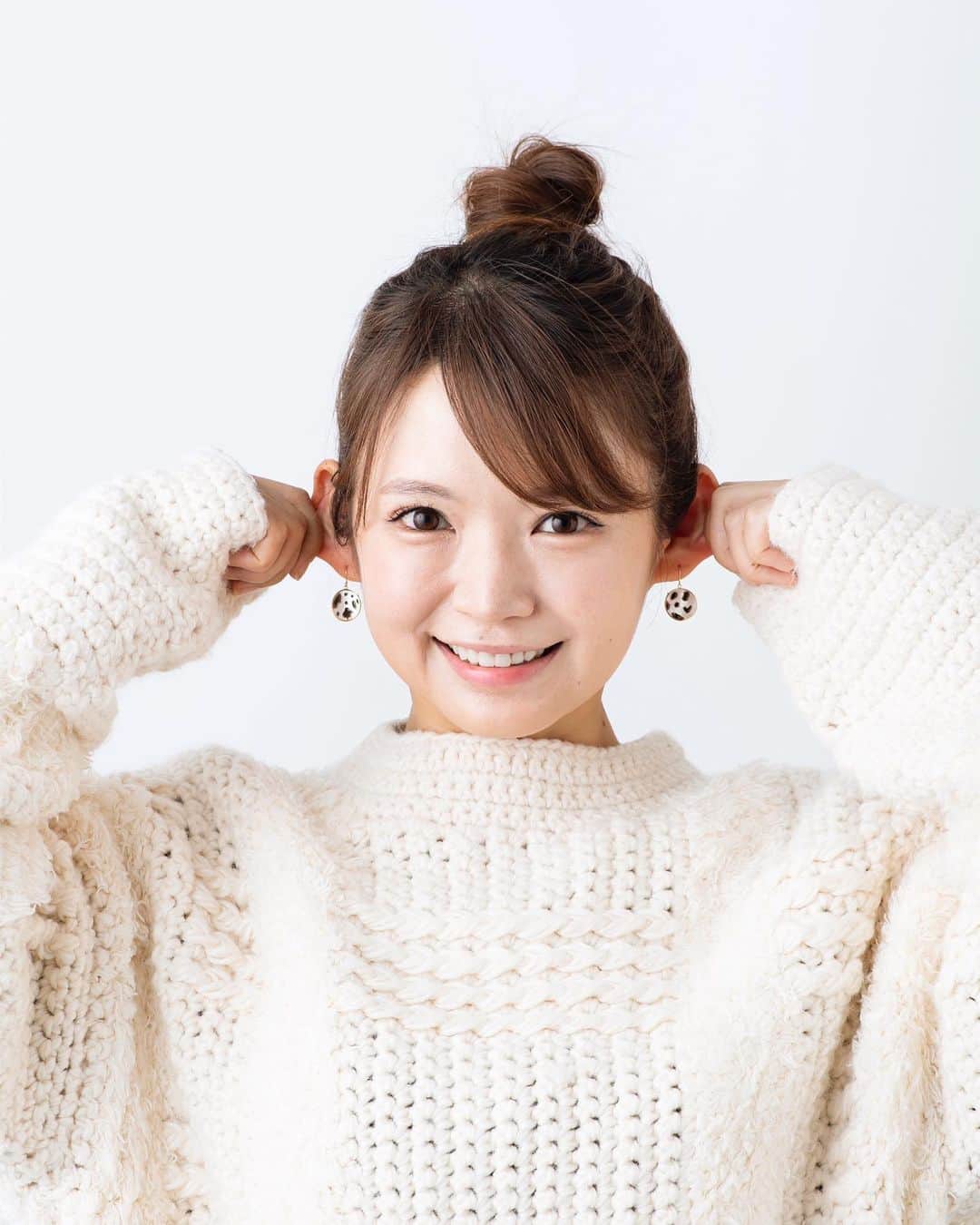 内山絵里加のインスタグラム：「・ ・ 浜松市のamuletさん×内山絵里加 コラボジュエリー💎 ・ 遠鉄百貨店8階催事場で開催中の 【LIFE STYLE MARKET】にて 販売中です🐄🐄 ・ 本日12:00-15:00 店長として直接販売します👱🏻‍♀️ 私も普段使いしている 牛柄ジュエリーに 指が細く長く見える 華奢見えリングなど ぜひぜひ一緒に選ばせてください❤︎ ・ #浜松 #ジュエリー #アミュレット」