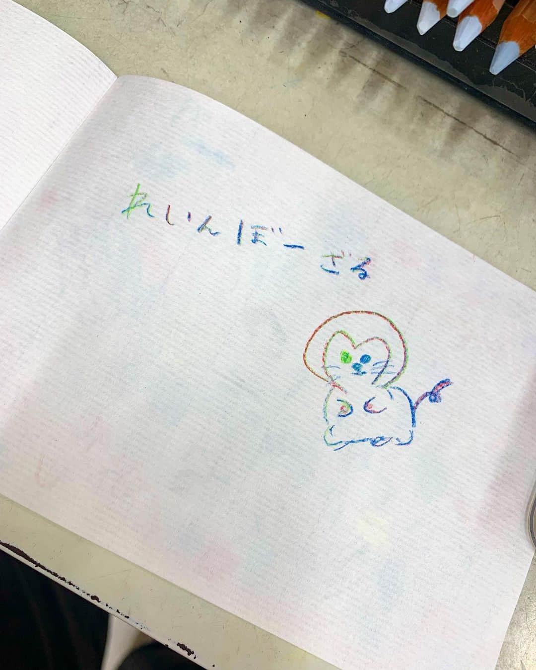 永吉明日香のインスタグラム：「ちかさんの付き添いで行った世界堂で落書き✏️🐵🌈 #rainbowmonkeyの歴史🐵🧒🏻🏫」