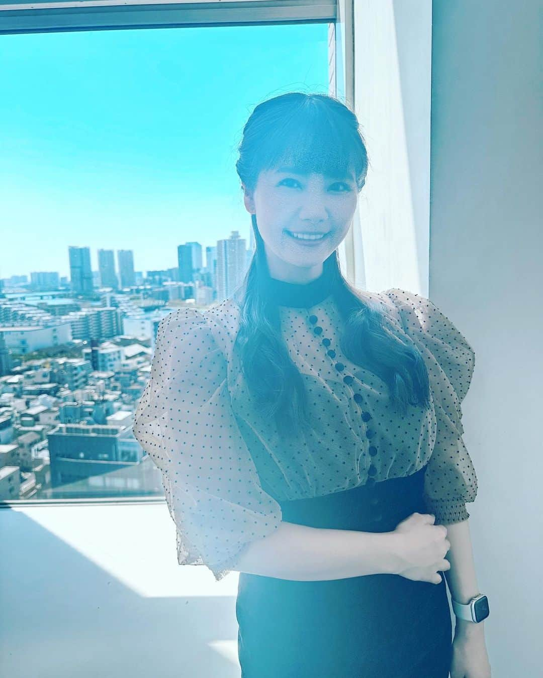 栗林さみさんのインスタグラム写真 - (栗林さみInstagram)「青空バックに撮ったら、いつもと雰囲気違う写真に。 今日は桜花賞です！🌸レトロガーリーなワンピースで。 . . 【出演番組＆ #競馬 関連】🏇 #桜花賞 #グリーンチャンネル #greenchannel #jra #japan #tokyo #馬 #horse #horseracing #jra #umajo #umabi #アナウンサー #キャスター . . 【 #衣装 】👗💞 本日の衣装 #leja  アクセサリー #osewaya  #コーデ  #春コーデ #pr  ✿日頃いろいろな番組に出演させていただいているので、もし衣装提供などご協力いただいける方はDMくださいねー。 . . 【 #メイク 】 #dior #diormakeup #diorbeauty  【 #ネイル 】#ukanail  . . 【 #撮影機材 】  #iPhone14 #iphone14pro」4月9日 11時20分 - kurisami