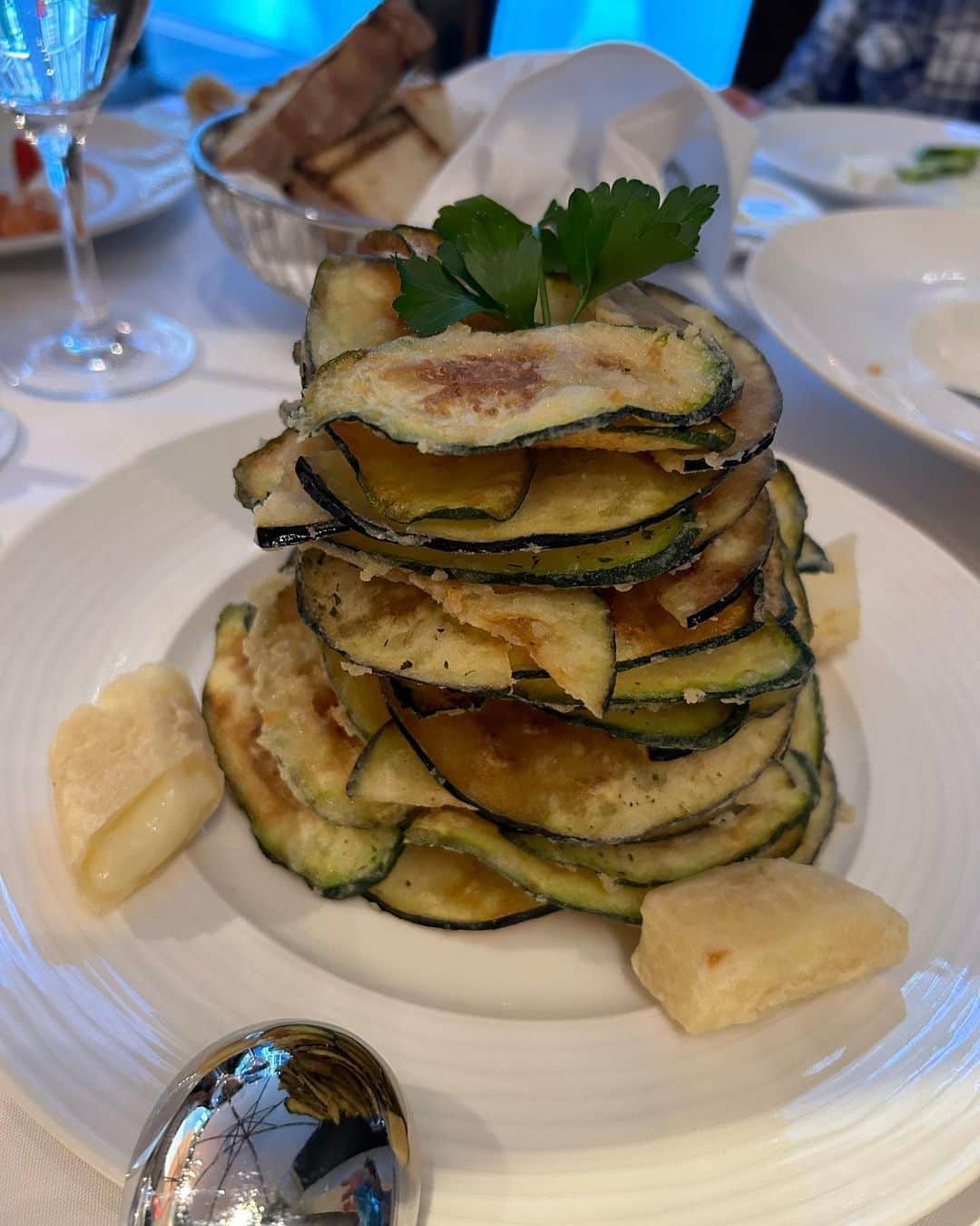 中岡由佳さんのインスタグラム写真 - (中岡由佳Instagram)「❇︎ 2023.04.02 BastaPastaオーナーでNY在住30年以上のSuzukiさんがギリシャ料理レストランMilosに連れて行ってくださいました。フレッシュなハーブが香り、オリーブオイルと塩で素材を引き立てるシーフードと野菜の料理が本当に素晴らしかった✨ギリシャを旅した事があるけれど、ヨーグルトを使ったソースなど思い出す味でした。 #estiatoriomilos #milos #greecerestaurant  #seafood  #vegitable  #nyc」4月9日 11時34分 - yuka_nakaoka