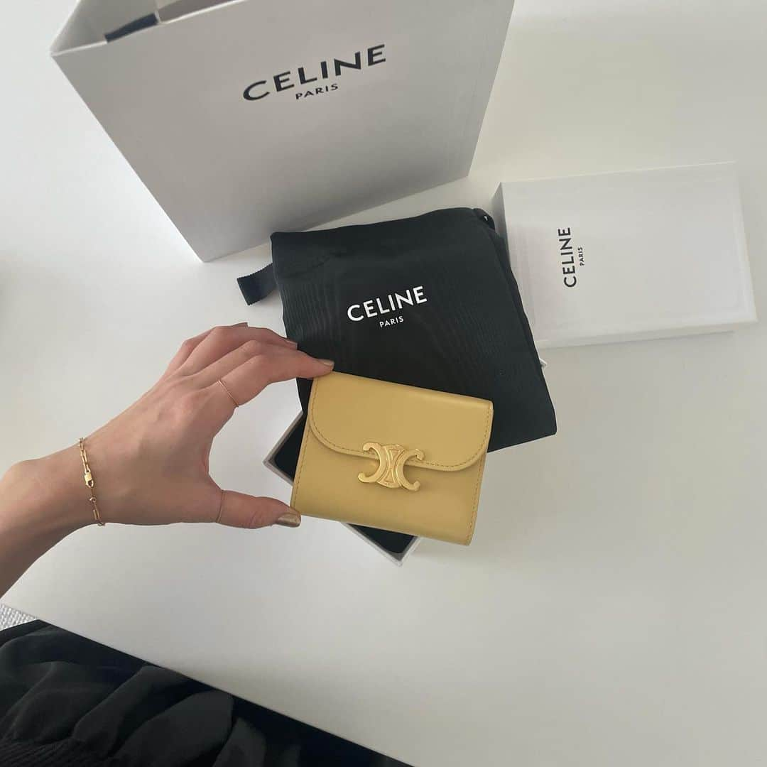  erikaのインスタグラム：「celine✨🌼🍋🍯  黄色、オレンジ、ゴールドが大好きなので 見た瞬間💗💗💗🥺💗💗💗←  #celine#セリーヌ#セリーヌ財布#トリオンフ」