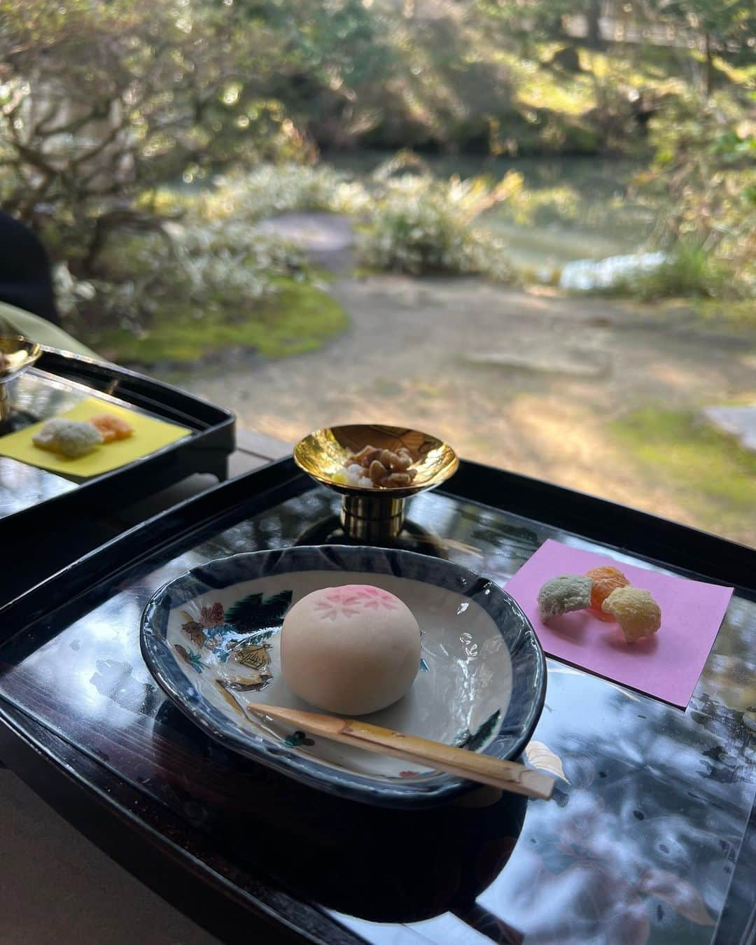 岡英里さんのインスタグラム写真 - (岡英里Instagram)「金沢観光🚖  兼六園でお花見🌸→加賀友禅会館での手書き友禅染体験→通りで見つけた金沢市内最古のお茶室があるという #玉泉園 でお抹茶とお菓子を頂く🍵  と、わりとタイトなスケジュールだったけれどラッキーが続いて十分に楽しめたよ🥰🌸  兼六園の桜が本当に綺麗で今までみたお花見でも一番感動しちゃった💕  しかもタイミングよく無料開放していてタクシーの運転手さんもラッキーだねー🤞と🤗  今回の旅もラッキーが続きすぎて最高だった💕  サプライズも成功して何より🥰🤞  また温泉旅行計画しなきゃっ🌸🌸  #石川旅行  #女子旅 #金沢旅行  #金沢観光 #兼六園 #桜満開 #🌸 #お花見 #加賀友禅」4月9日 11時42分 - okaeri0424