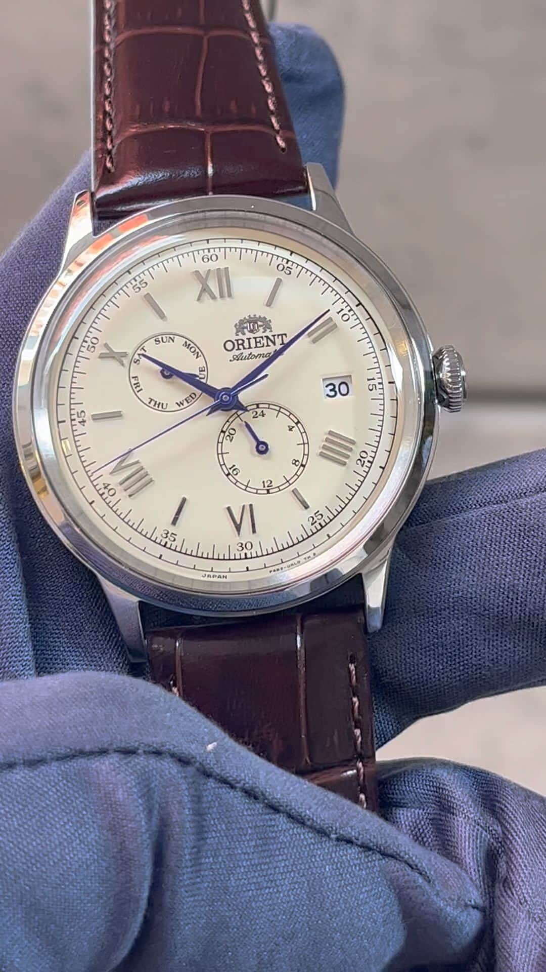 のインスタグラム：「Orient Bambino　RN-AK0702Y price:¥38,500-  Featuring a classic design with a bombe dial and box glass, the Orient Bambino is a series that is popular in many countries around the world. The classic design with ivory dial and blue hands is a classic style product that can be used for a long time regardless of the occasion.  Driving system: mechanical Caliber: F6B22 Accuracy: +25 seconds to -15 seconds per day Running time: 40 hours or more Case Material: Stainless Steel Glass material (front): Box inorganic glass Glass material (back): Inorganic glass　　　　　 Luminous Light: - Band Material: Leather Band Width: 21mm Clasp: Beautiful lock Weight: 65g Vertical diameter: 46.5mm Width: 40.5mm Thickness: 12.6mm Water resistance: 3 atmospheres Anti-Magnetic: Class 1 Other Features: Automatic winding (with manual winding), Seconds hand stop device, See-through back, 22 jewels  NAKANIWAWATCH 4-10-1, Minamisemba, Osaka Shi Chuo Ku, Osaka Fu, 542-0081, Japan  #ORIENT #オリエント #RNAK0702Y #Japanwatch #osakaORIENT #NAKANIWAWATCH #nakaniwa #仲庭 #仲庭時計店」