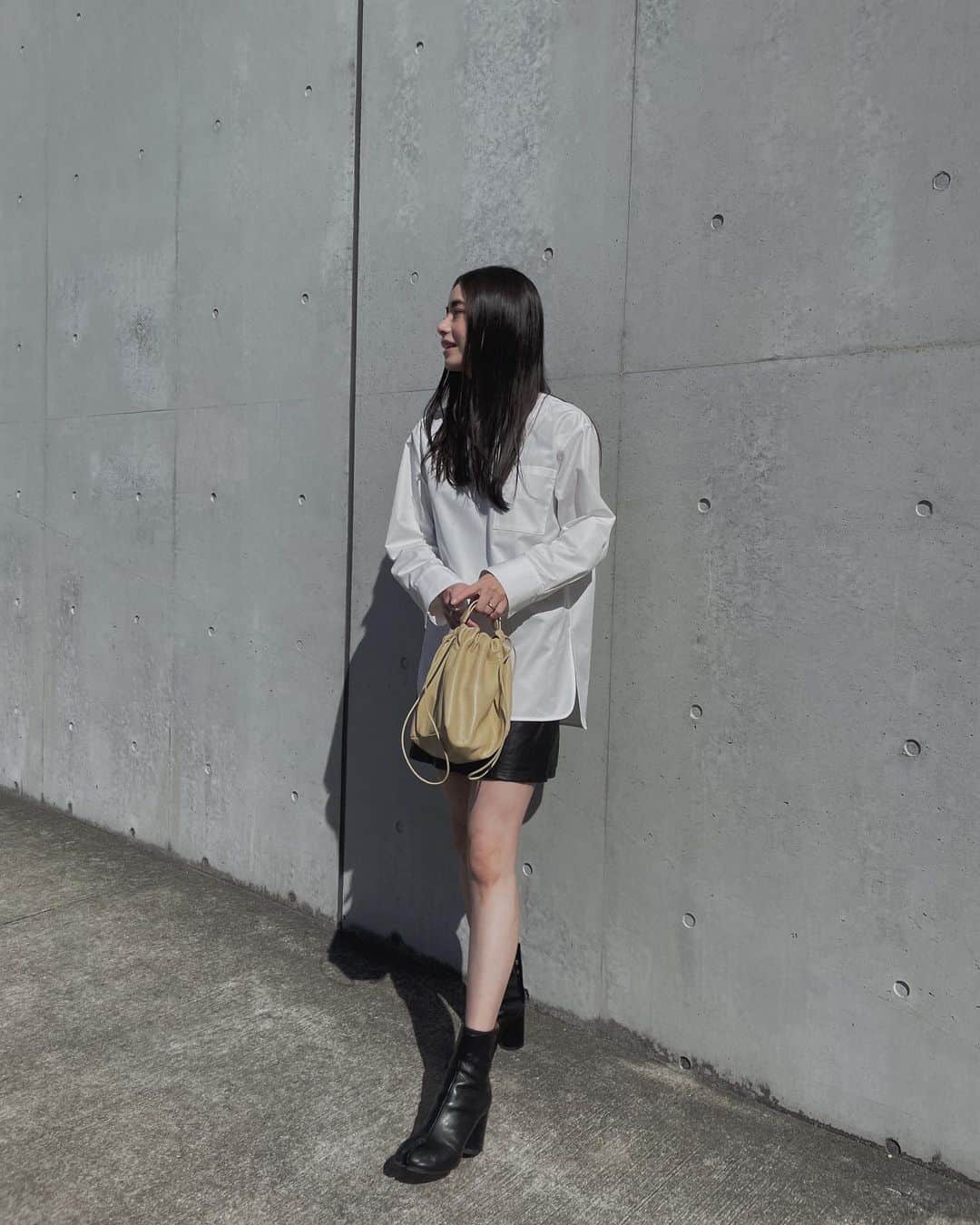 のインスタグラム：「素敵なブラウス 形が綺麗でハリのある生地がとっても上品✨ めずらしくスカートで🐻」