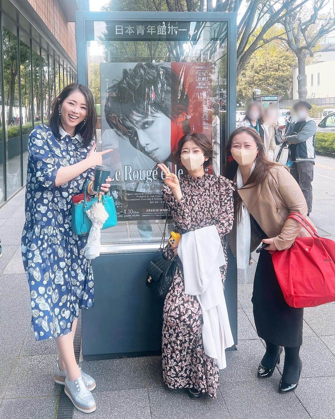 近藤英恵のインスタグラム：「星組公演 「Le Rouge et le Noir～赤と黒～」 観劇しました❤️🖤  とんでもなくハイクオリティな空間✨ 国の宝のようなエエ声に酔いしれました🤩  通りすがりの異国の軽妙なおじさん撮影📸 私の携帯とおじさんのコーヒー交換されて我々爆笑😂ｾﾝｷｭｰ  #赤と黒#チケット難#礼真琴さん#才能爆弾💣 #❤️🖤#国宝声#陰キャムーブ#刈り上げヘア#全てが良#ルイーズ も#マチルド も綺麗#ツヤツヤ#✨#良いものを観ました#🙌#はなちゃんの観劇日記」