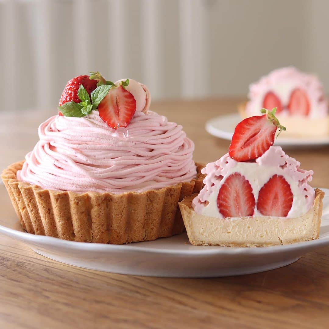 のインスタグラム：「strawberry mont blanc cheese tart🍓  いちごのモンブランチーズタルト🎶 深型タルトを使ってチーズタルトを焼きました🌸 今までタルトの波波の所を押さえるのをしてなかったんだけど… 押さえるとこんな綺麗に仕上がるんだね〜🤔 いつも撮影で手いっぱいだから（さっさと冷蔵庫入れなきゃーとか、次はあれやってーとか）気づかなかった😂  久しぶりのチーズタルトは美味しゅうございました☺️💕 また色んな味で作りたいな〜  #homemade #easy #recipe  #baking #foodstyling #foodporn #food #foodphotography #foodpics #foodgasm #tasty #dessert #inspiration  #おうちカフェ #お菓子作り #手作りケーキ #ケーキ作り好きな人と繋がりたい #手作りお菓子 #チーズタルト #いちご #cake #sweets #homecafe #homemakecake #instacake #instafood #cakestagram #cakelover #foodie #hidamaricooking」
